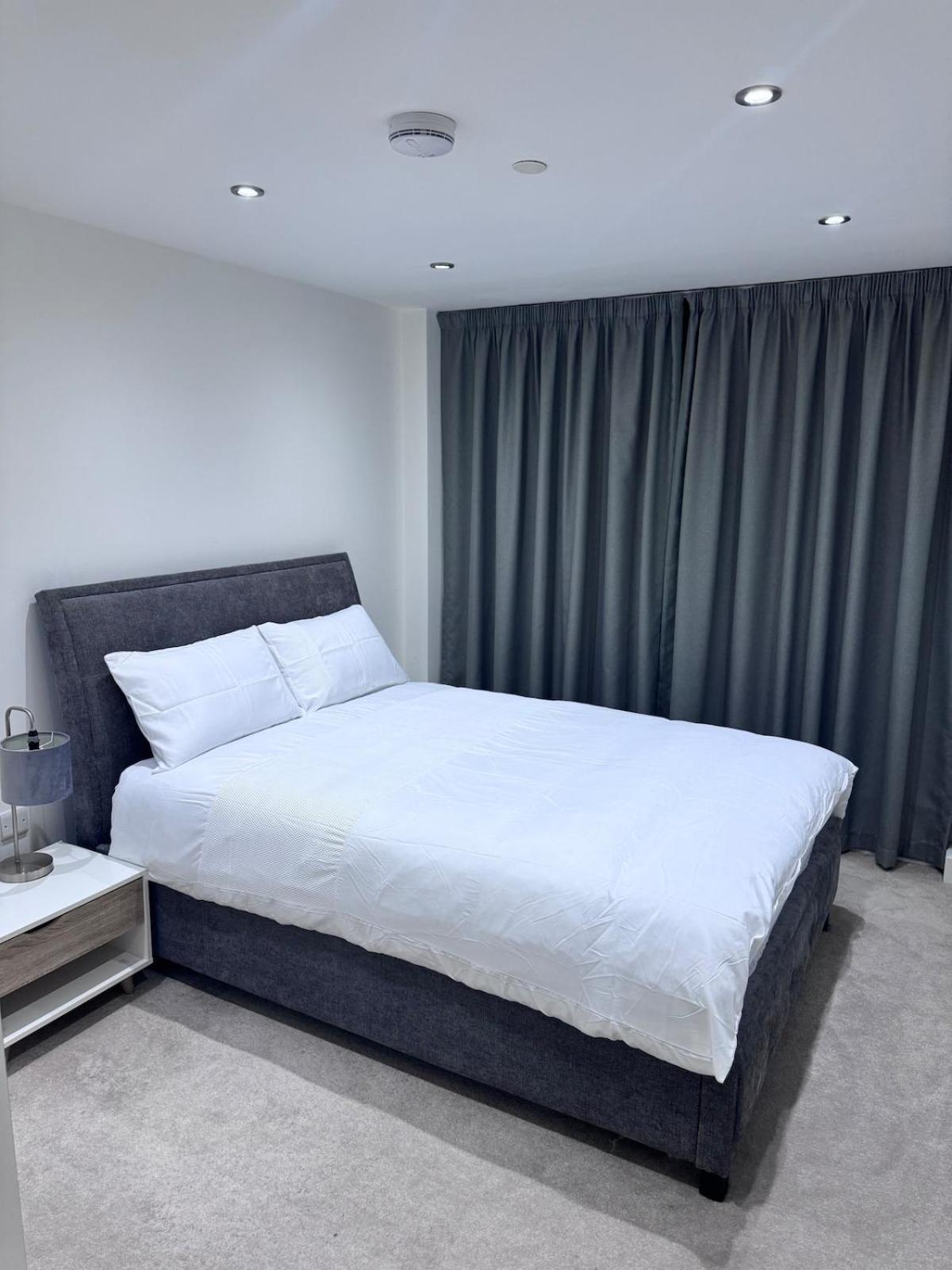 Apartment Flat In Leeds Centre With Unique Balcony *