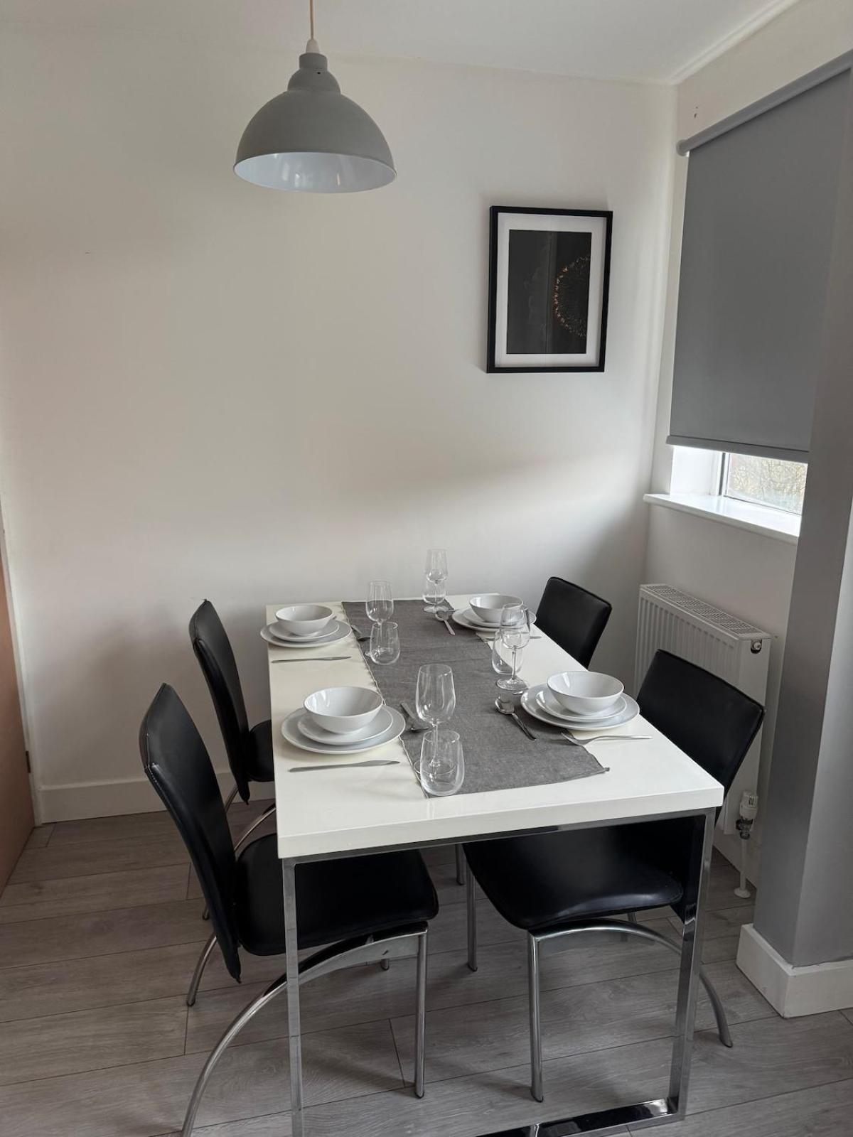 Modern 4 Bed House Close To Centre *