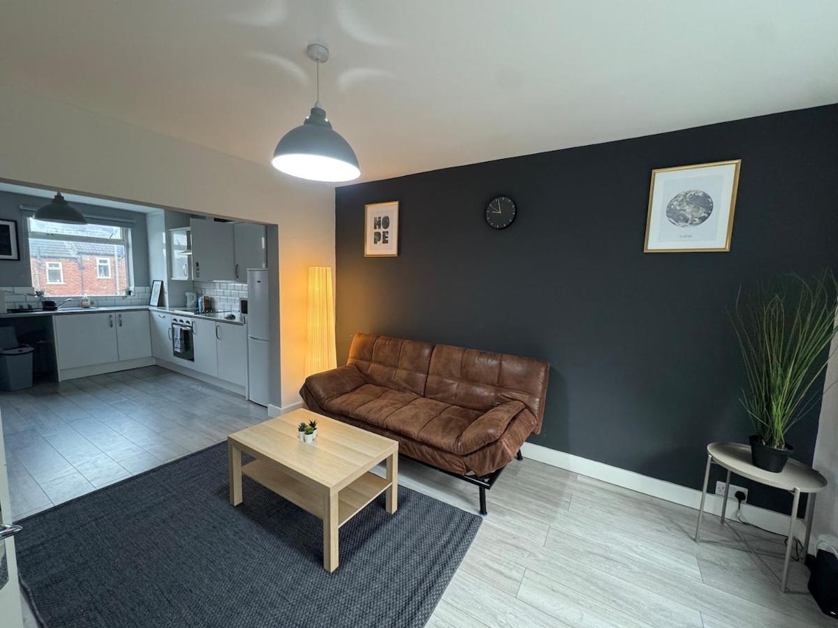 Modern 4 Bed House Close To Centre *