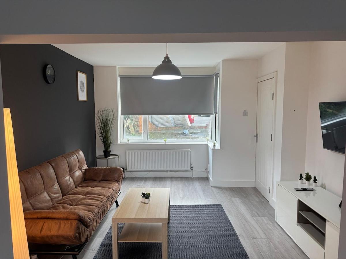 Modern 4 Bed House Close To Centre Holiday home