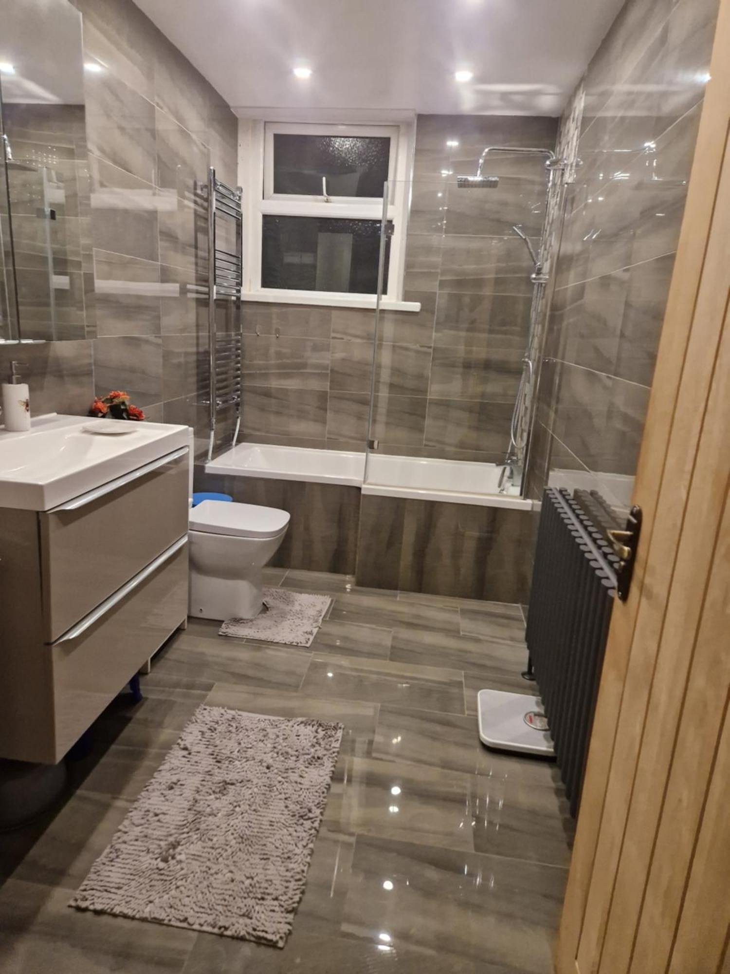 Kayumba Ltd Bed & Breakfast Leeds (West Yorkshire)