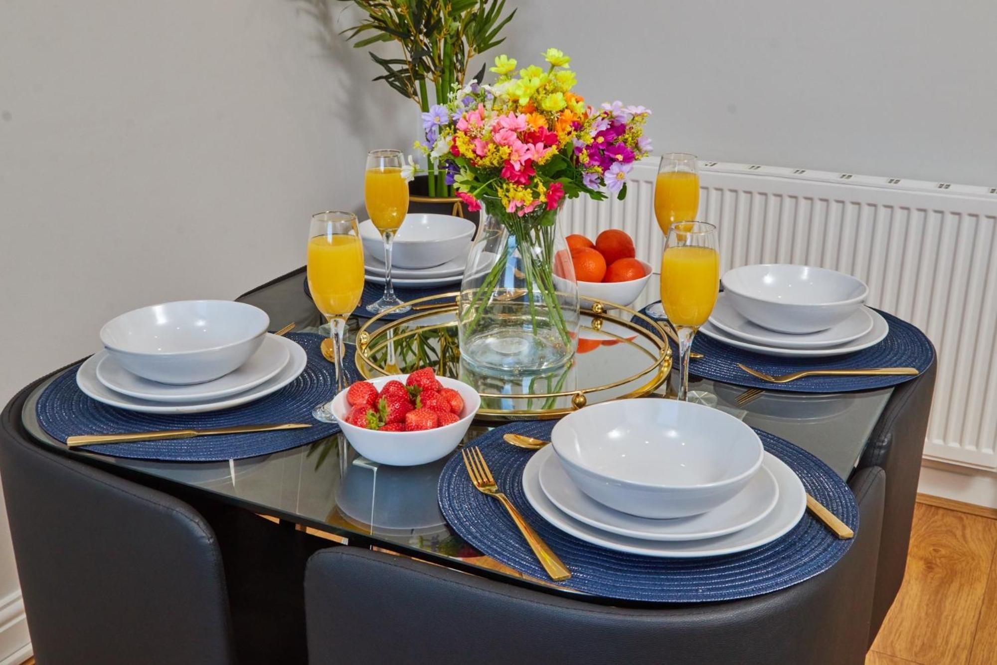 New! 5 Beds House - Work & Family - Long Offers & Free Parking Apartment