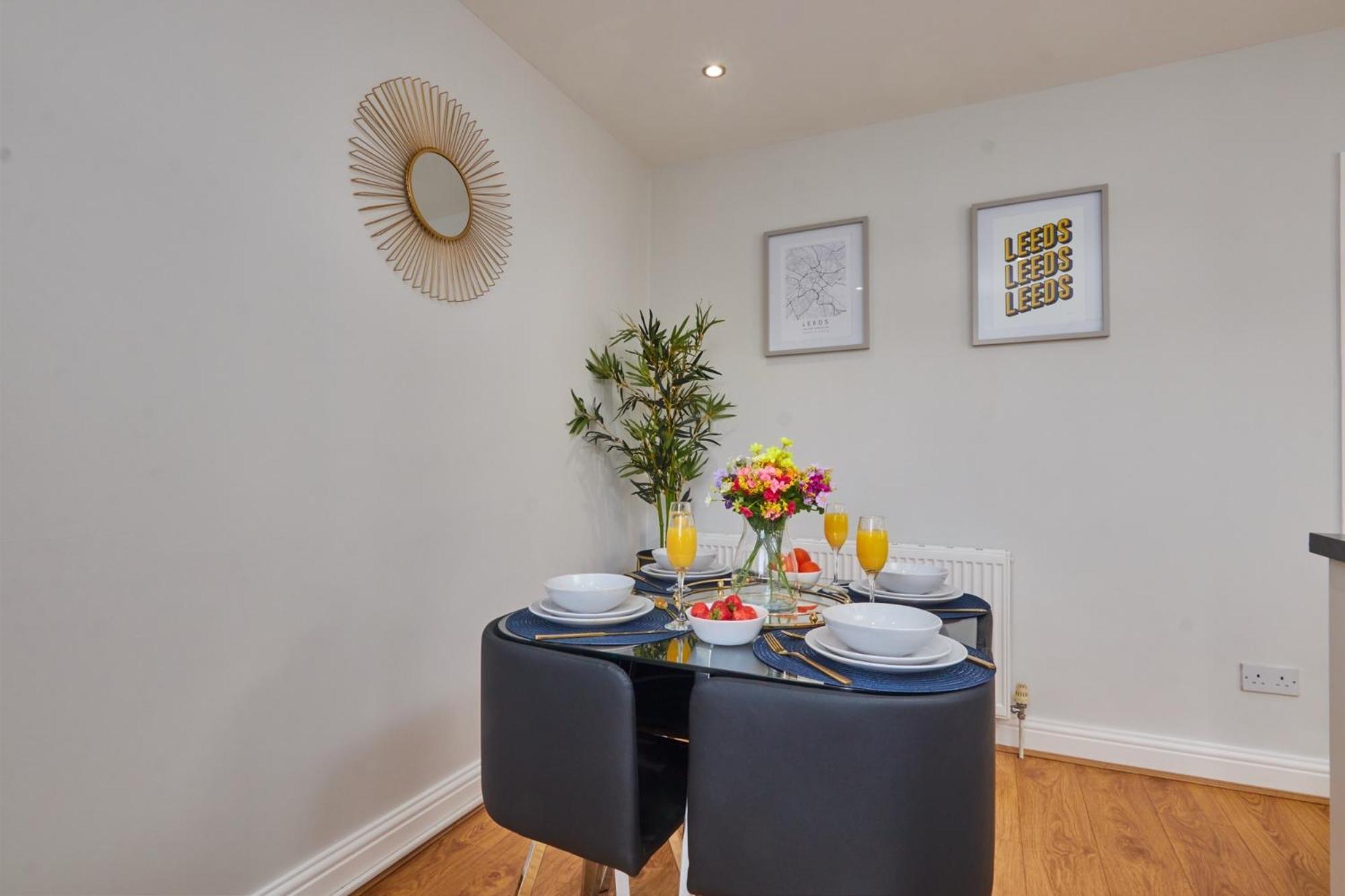 New! 5 Beds House - Work & Family - Long Offers & Free Parking Apartment *