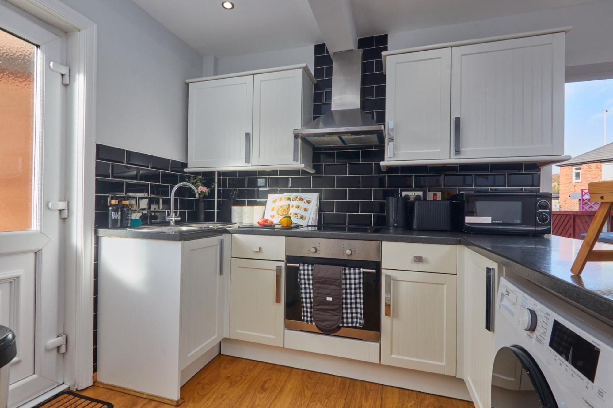 New! 5 Beds House - Work & Family - Long Offers & Free Parking * Leeds (West Yorkshire)