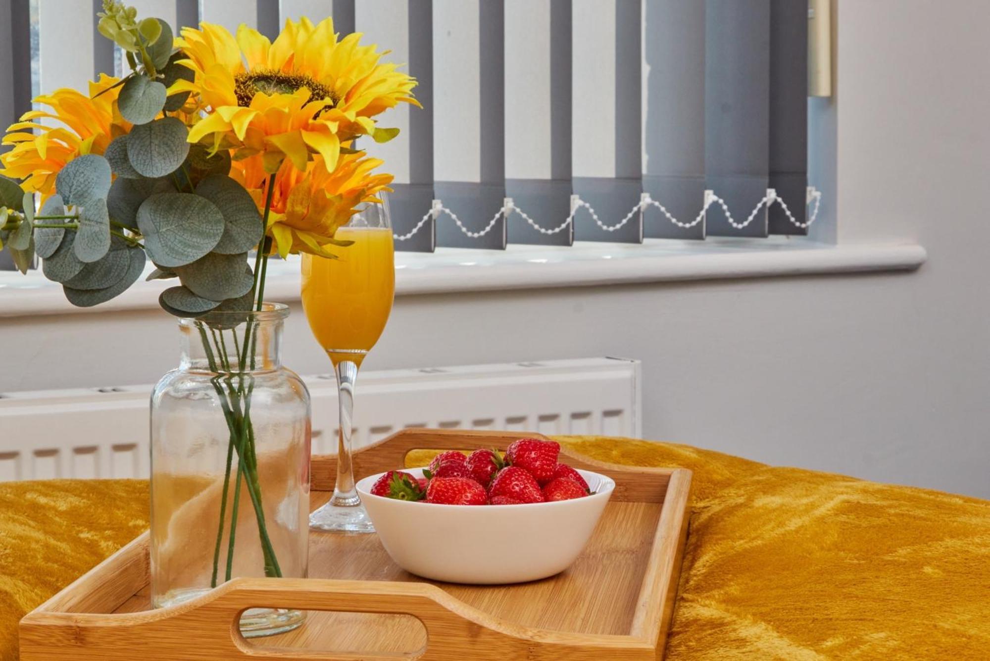 New! 5 Beds House - Work & Family - Long Offers & Free Parking Apartment