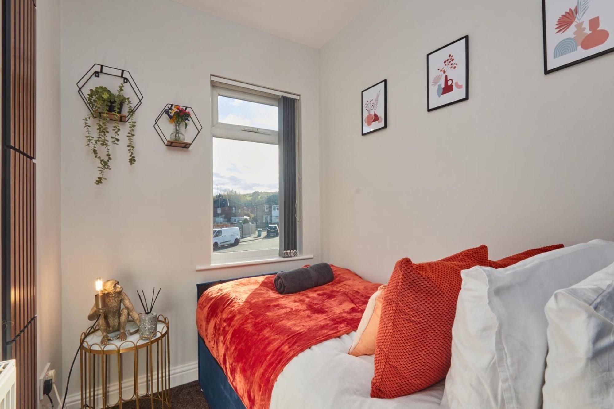 New! 5 Beds House - Work & Family - Long Offers & Free Parking