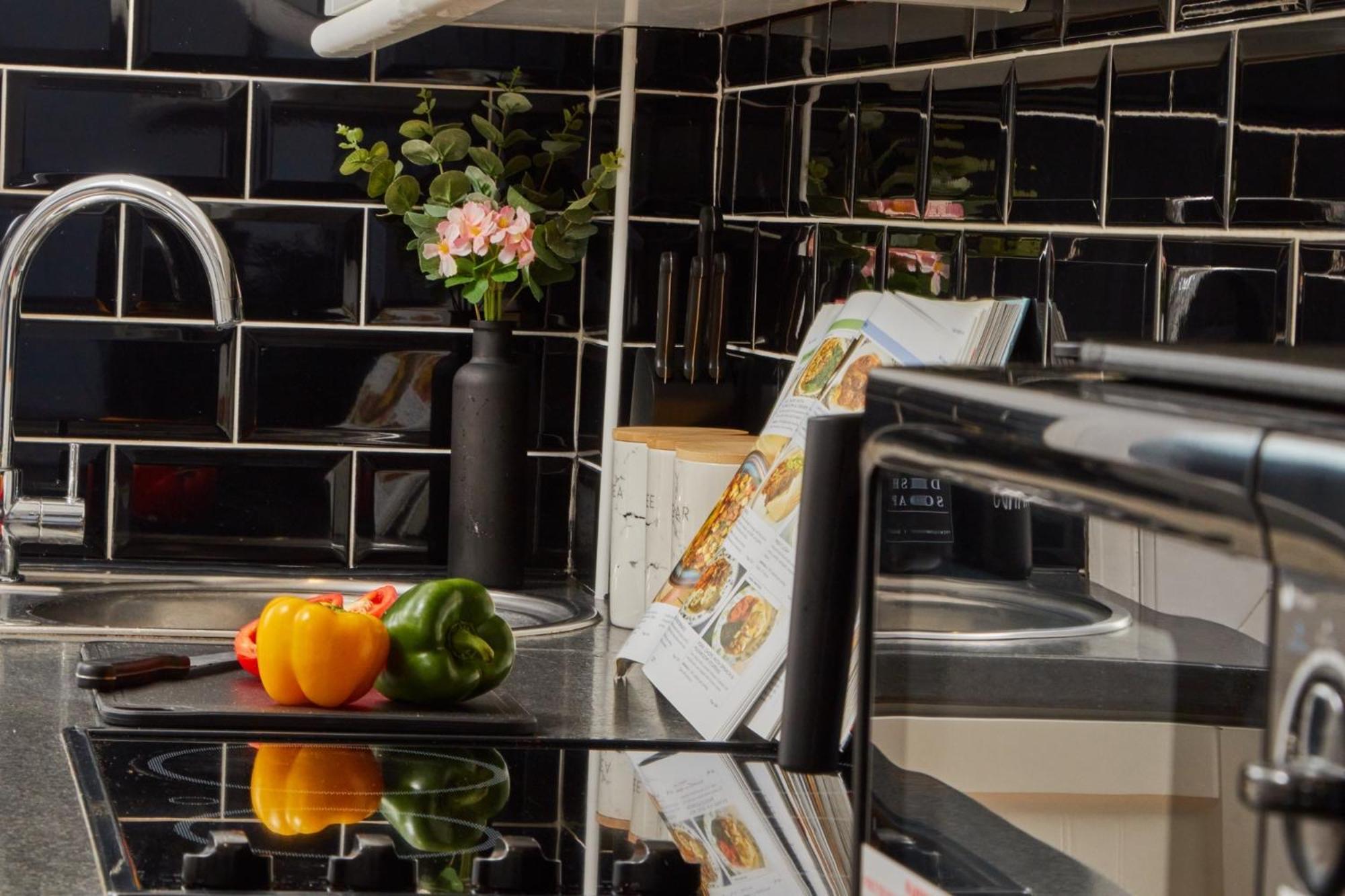 New! 5 Beds House - Work & Family - Long Offers & Free Parking *