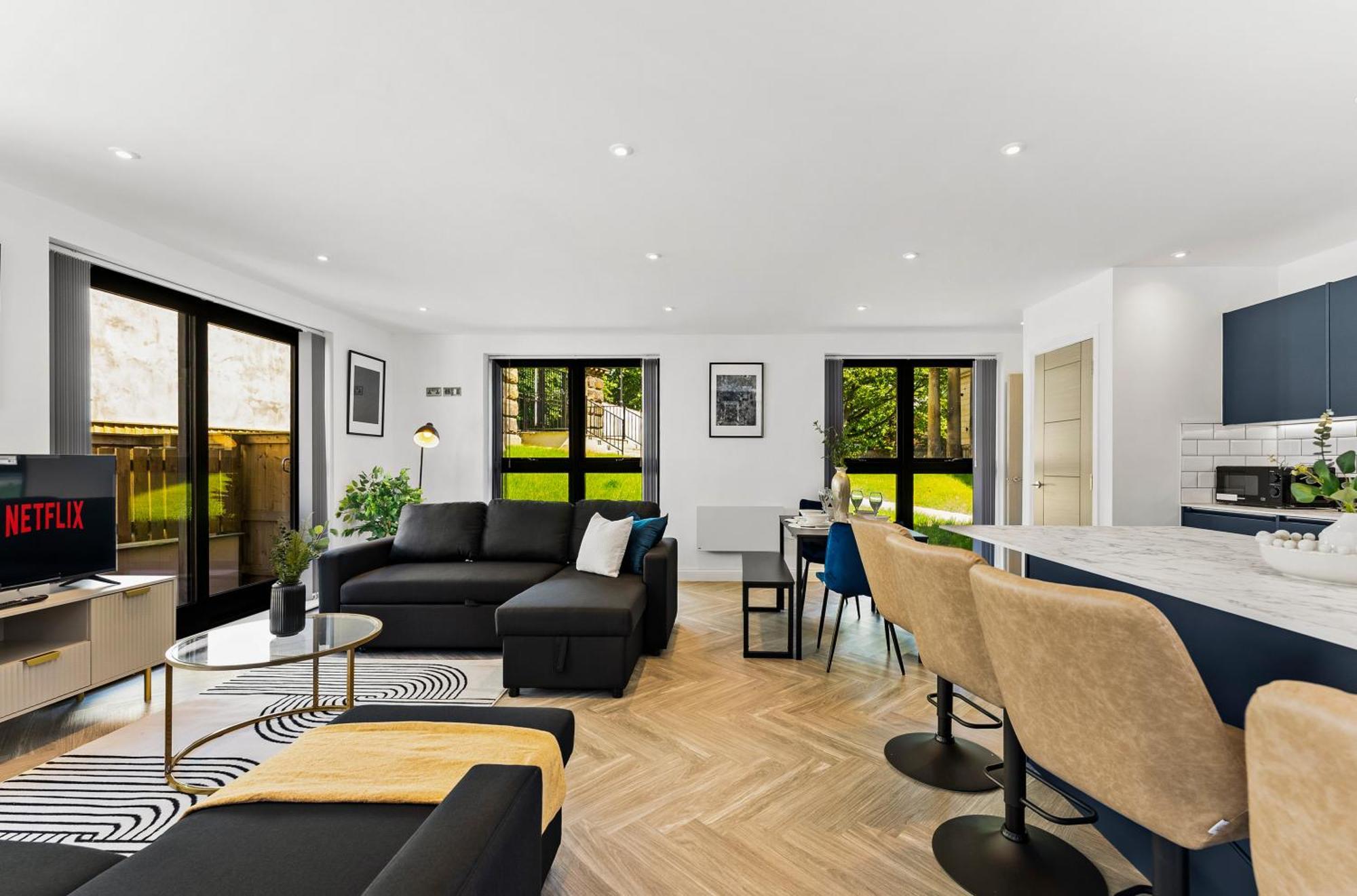 Spacious Leeds - Parking Apartment
