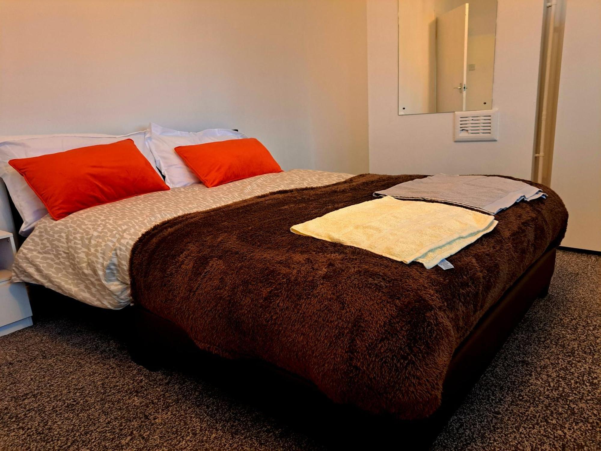 Holiday home 2 Bedroom House In Leeds - Sleeps 5 Wifi Parking