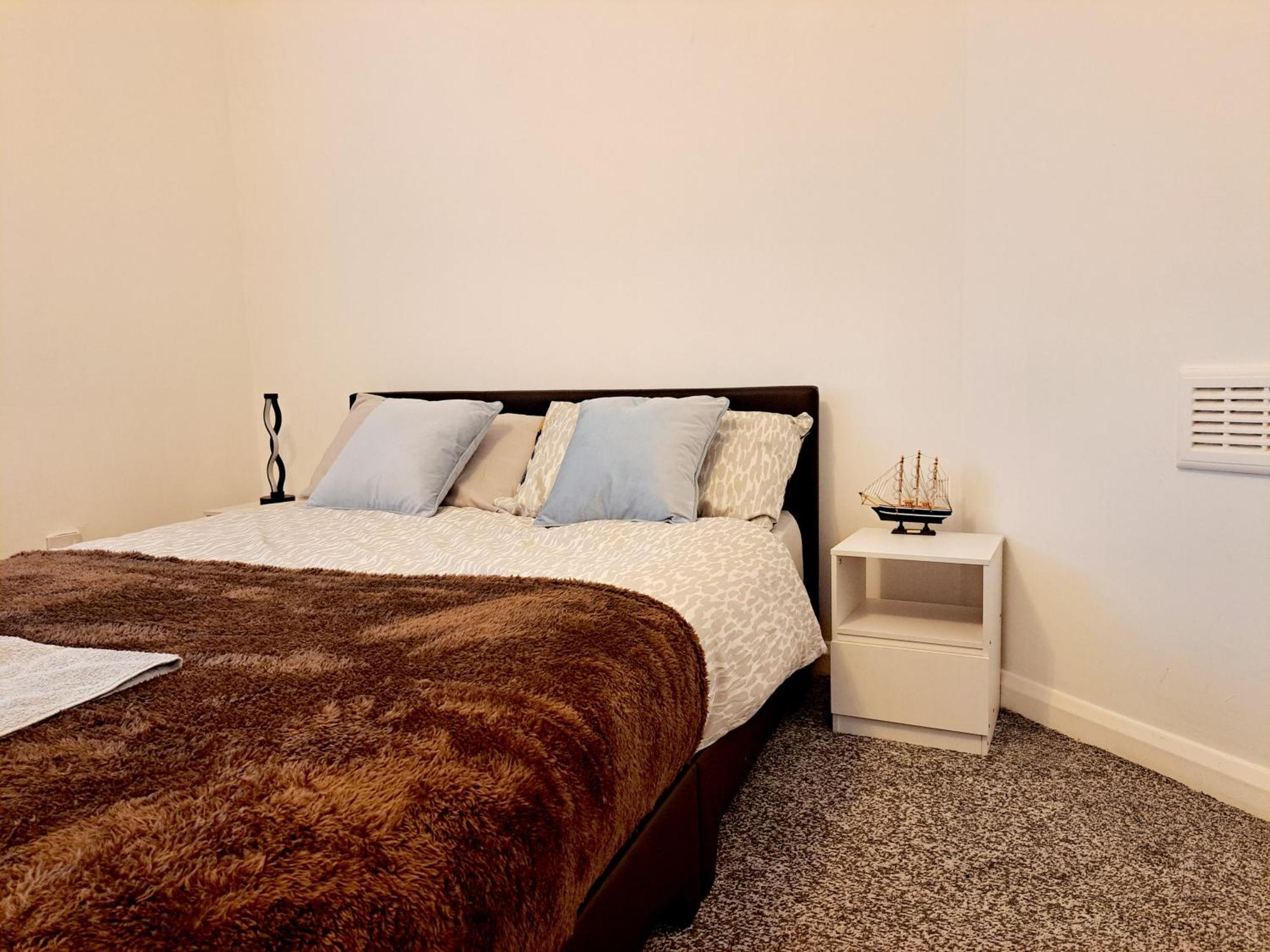 2 Bedroom House In Leeds - Sleeps 5 Wifi Parking *