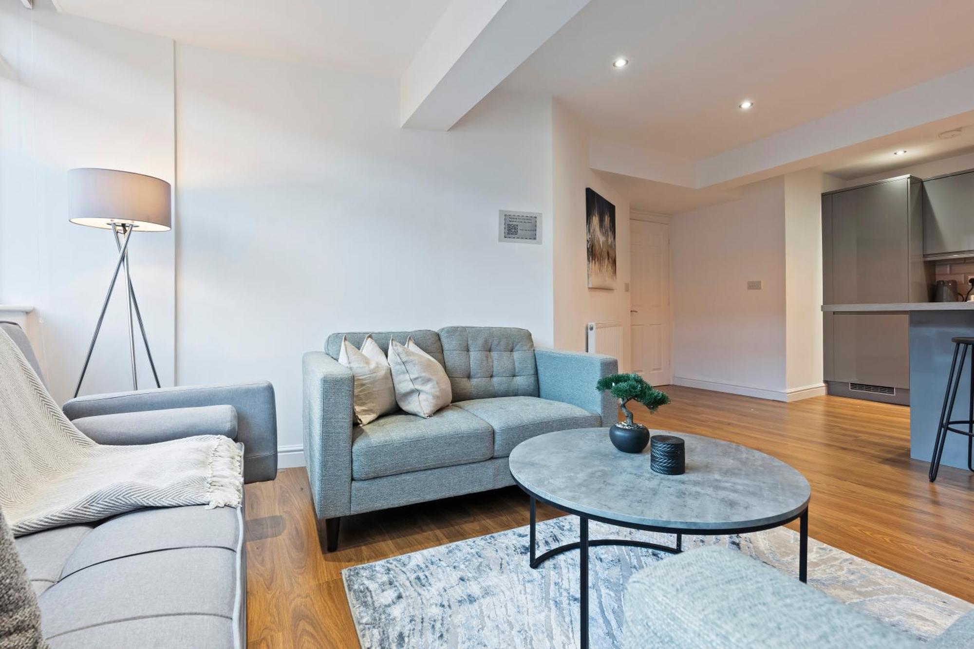 Apartment Modern Flat - Sleeps 4 - Parking *