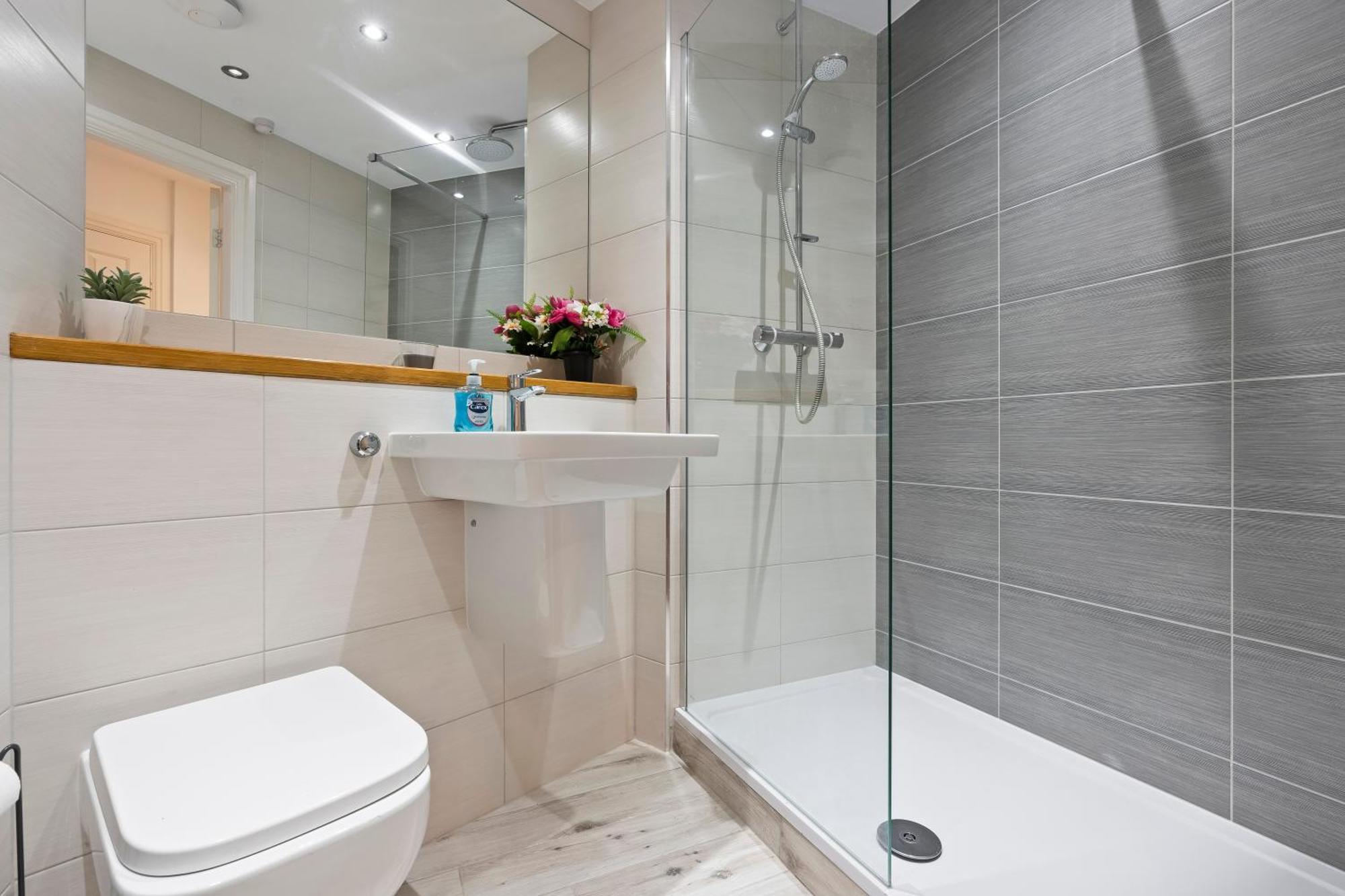 Modern Flat - Sleeps 4 - Parking *