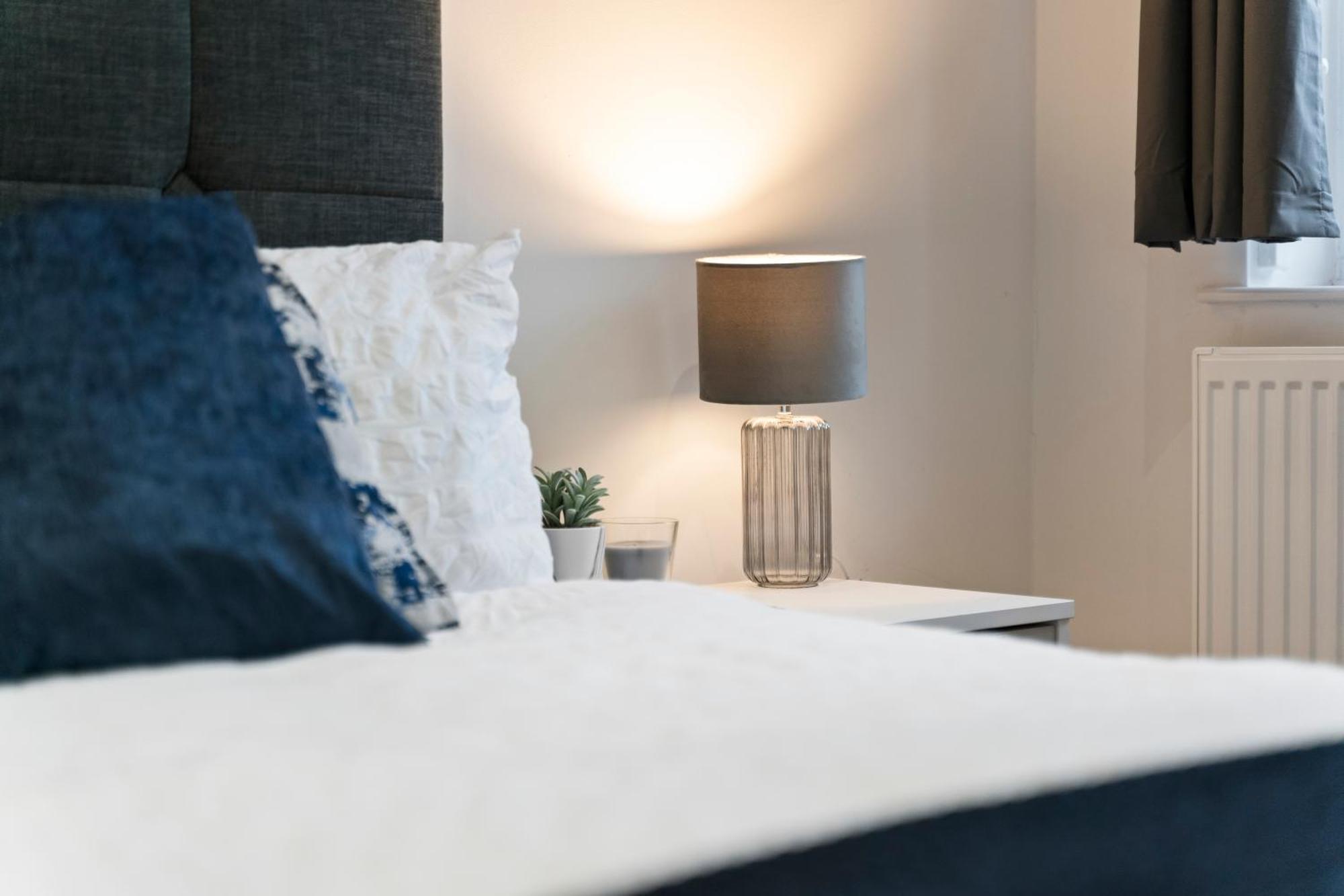Modern Flat - Sleeps 4 - Parking