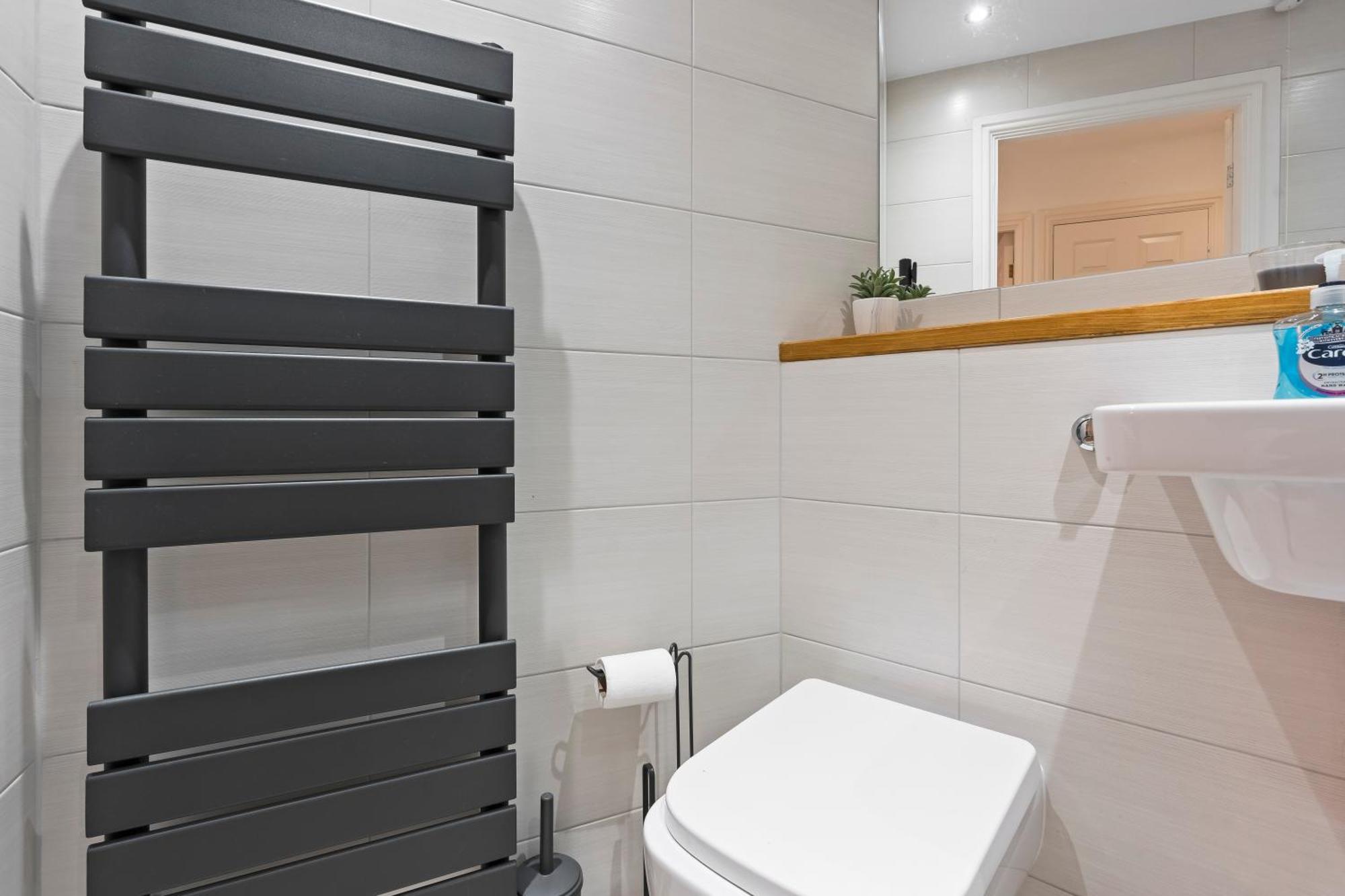 Modern Flat - Sleeps 4 - Parking Apartment *