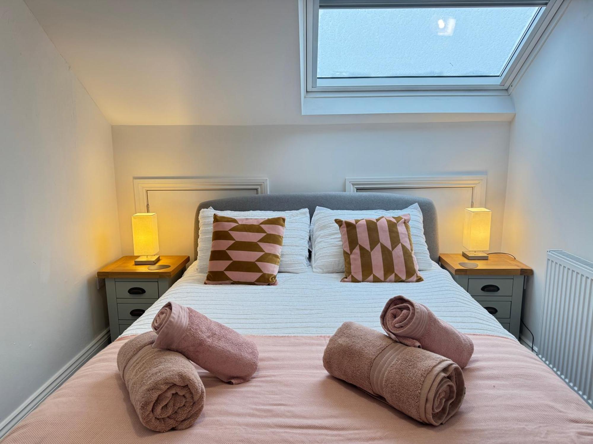 Stylish & Cosy 2-bed In Vibrant Oakwood! Apartment *