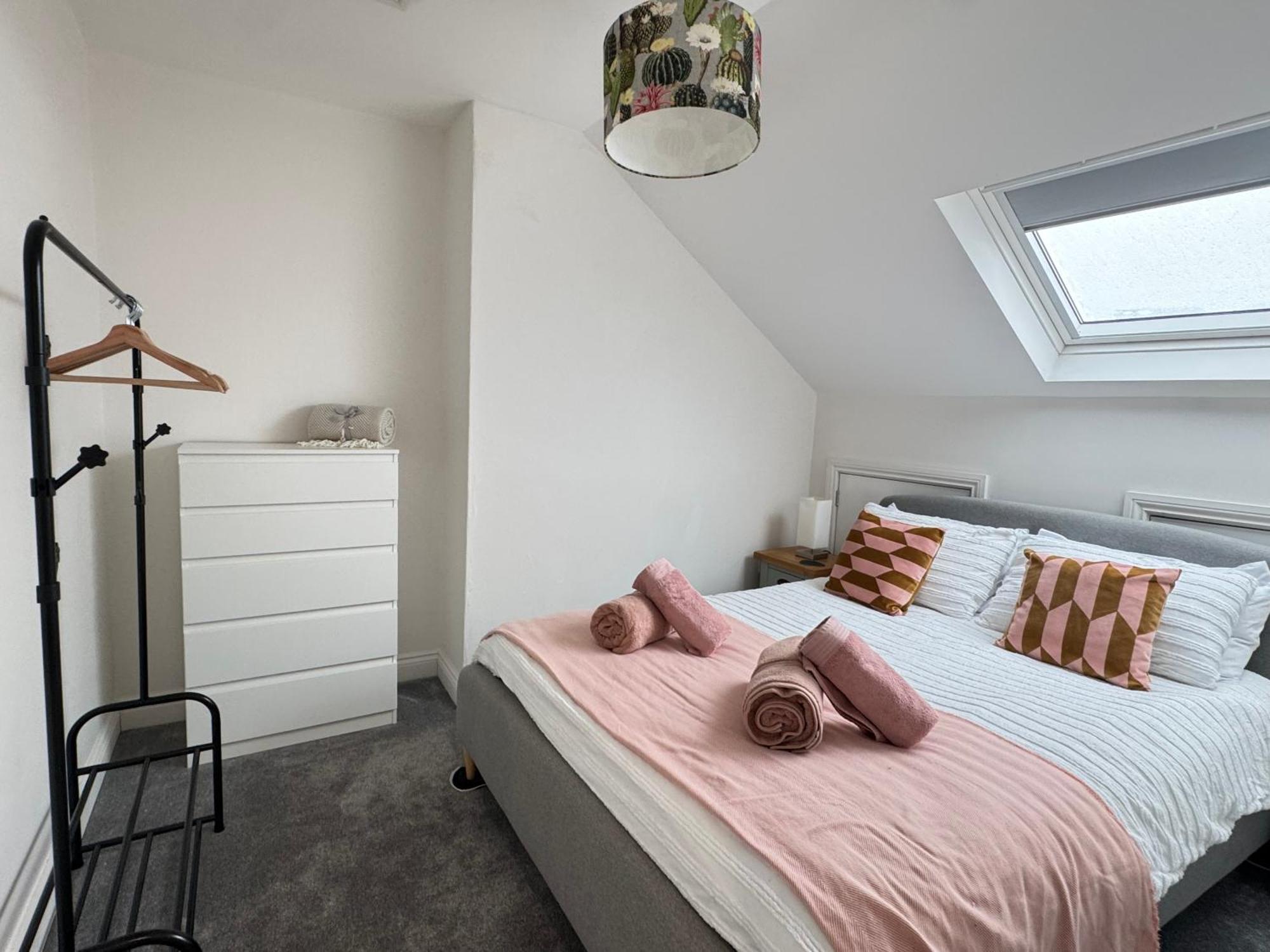 Stylish & Cosy 2-bed In Vibrant Oakwood!