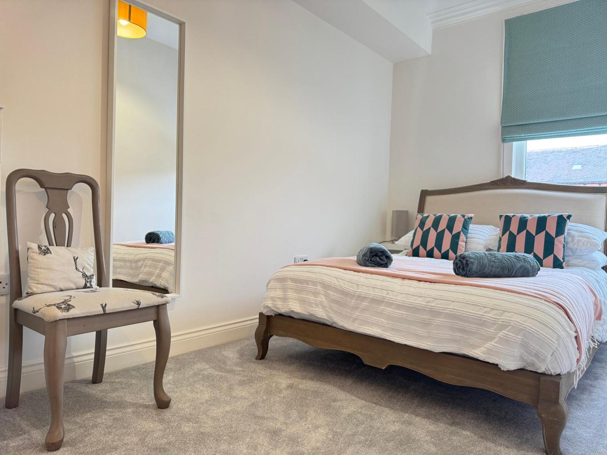 Chic 2-bed Retreat In The Heart Of Oakwood!