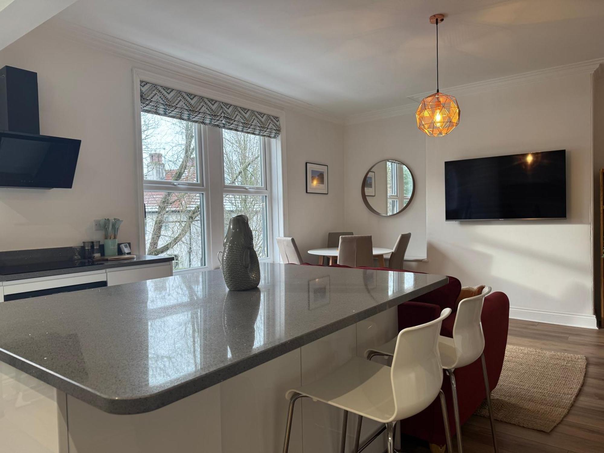 Chic 2-bed Retreat In The Heart Of Oakwood! Apartment