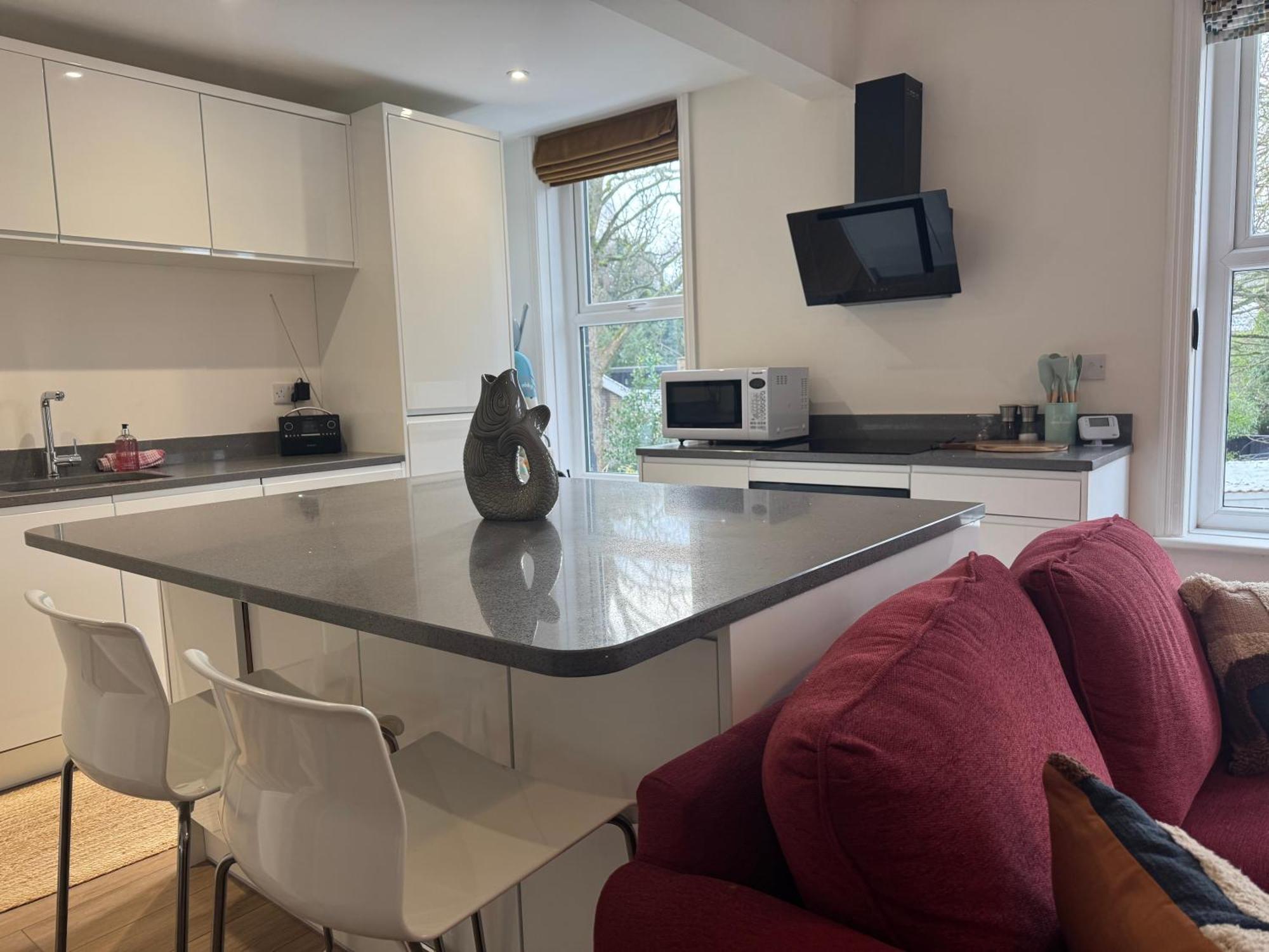 Chic 2-bed Retreat In The Heart Of Oakwood! *