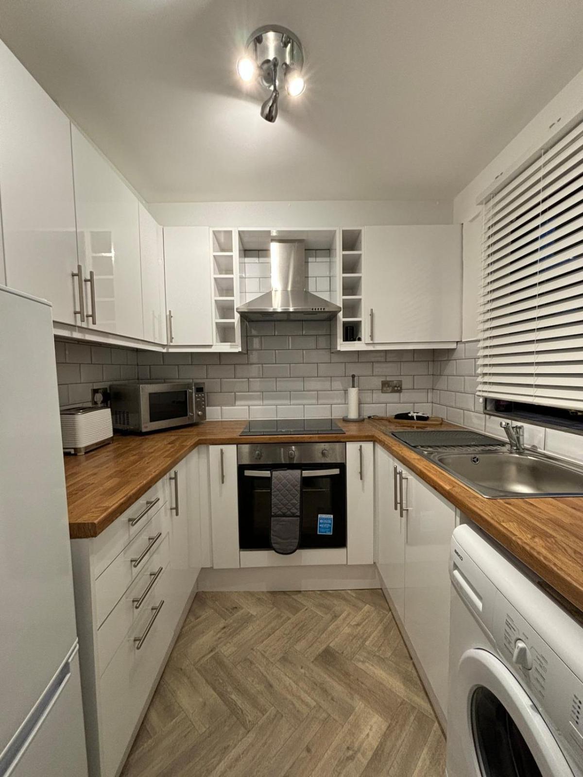 Apartment The Airport Flat - Newly Renovated & Free Parking *