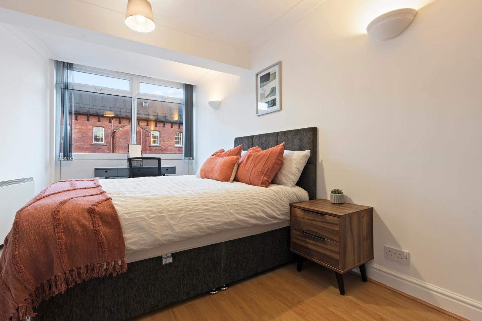 Leeds Elegant Flat In Prime Location - Sleeps 4 - Parking Apartment