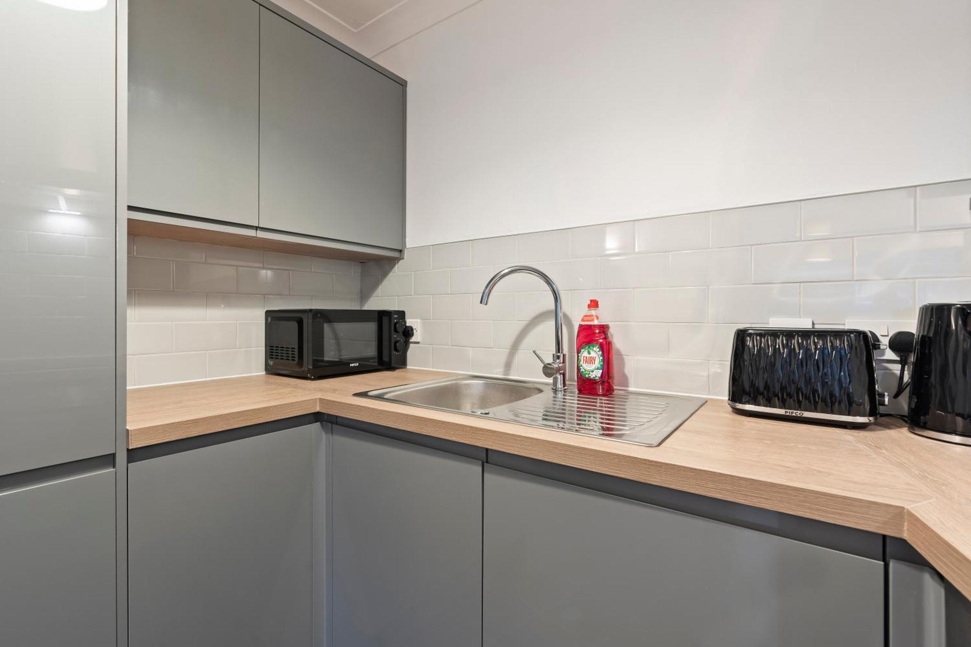 Leeds Elegant Flat In Prime Location - Sleeps 4 - Parking