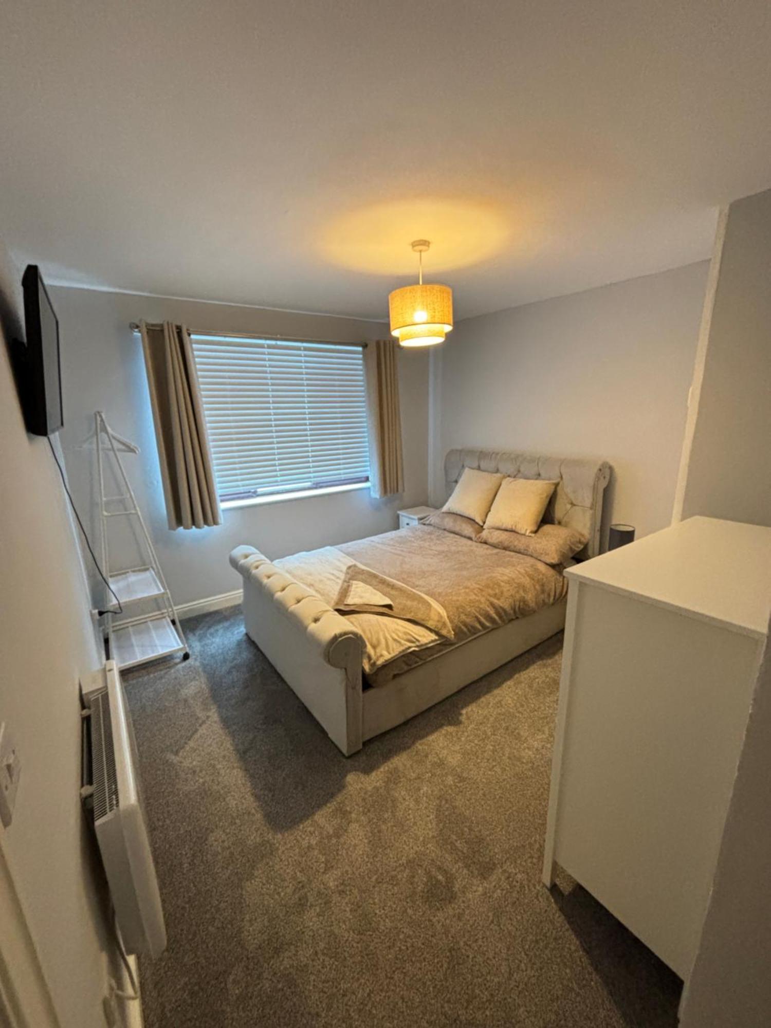Apartment The Airport Flat - Newly Renovated & Free Parking