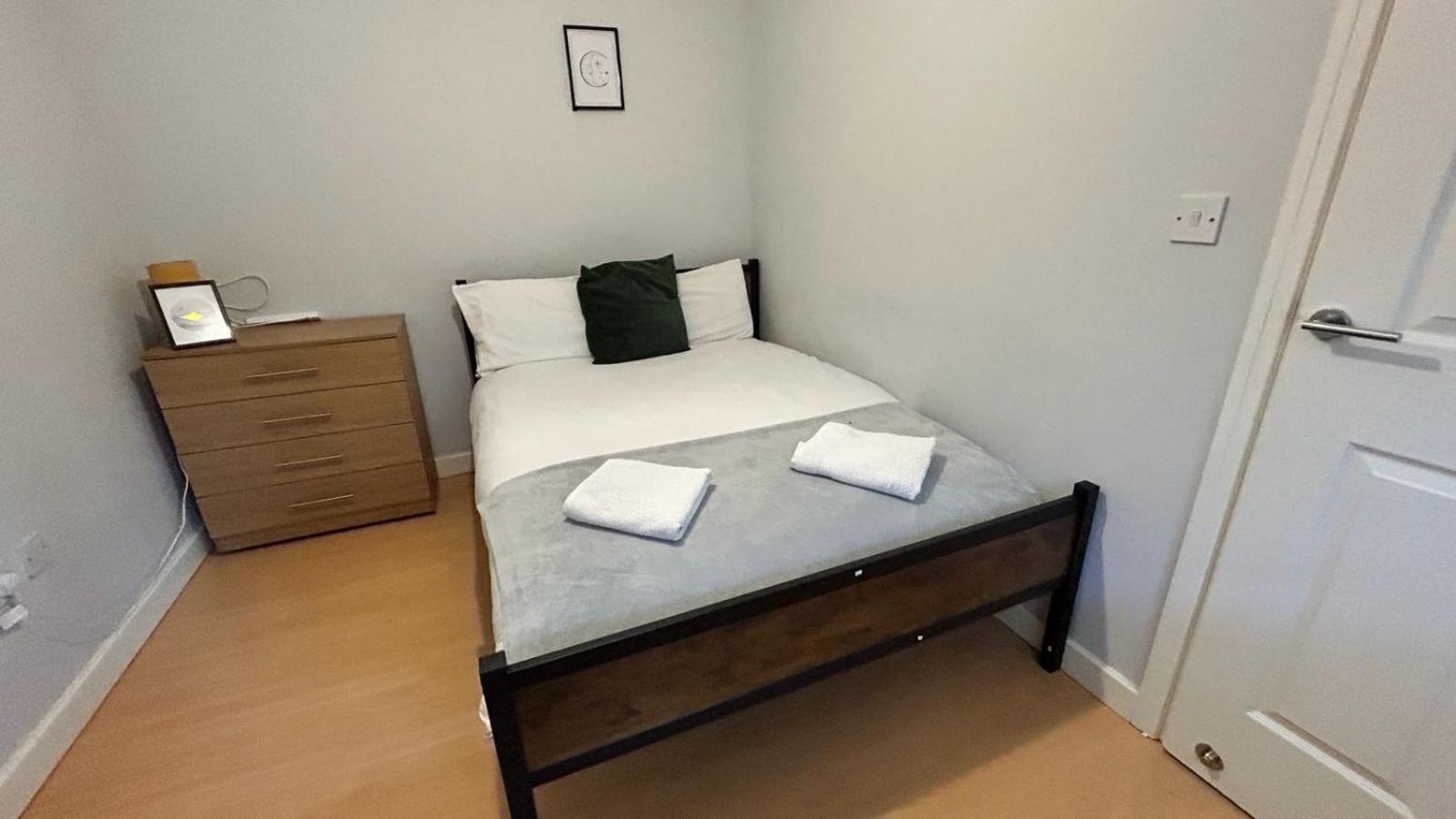 2 Bed - Leeds Centre - For Relocators, Professionals *