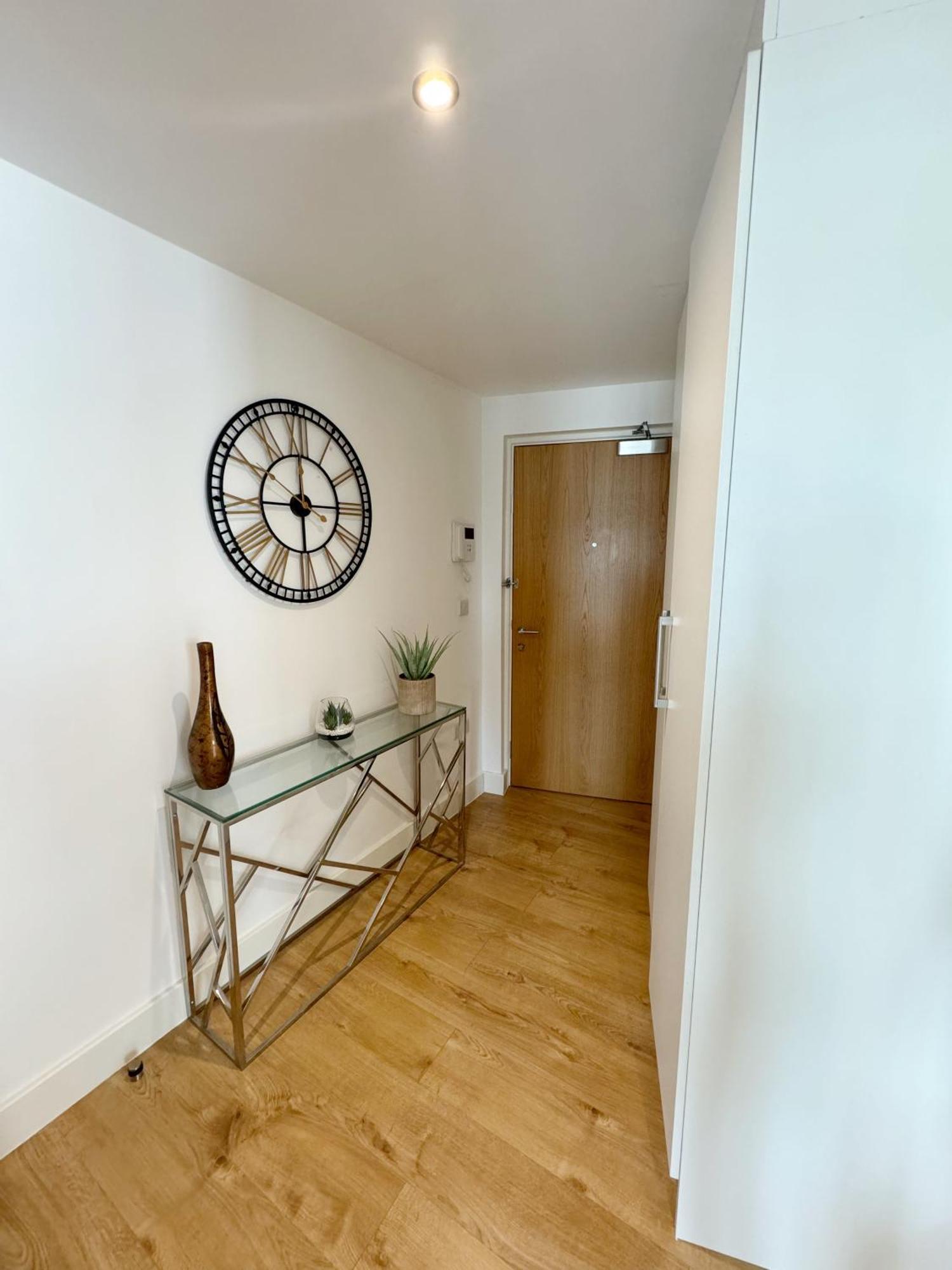 Luxury Penthouse With Private Hot Tub Overlooking Leeds Centre *