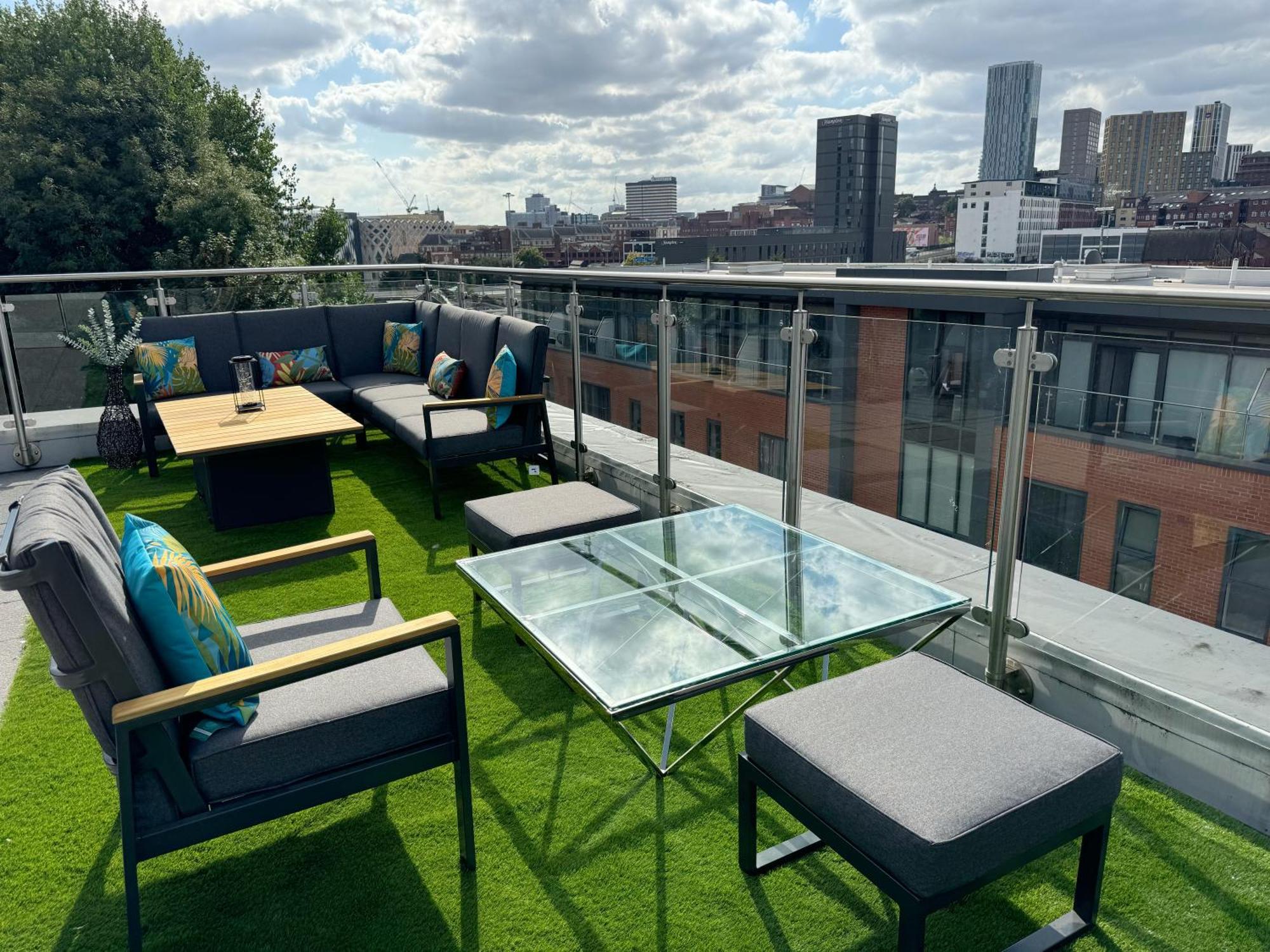 Luxury Penthouse With Private Hot Tub Overlooking Leeds Centre * Leeds (West Yorkshire)