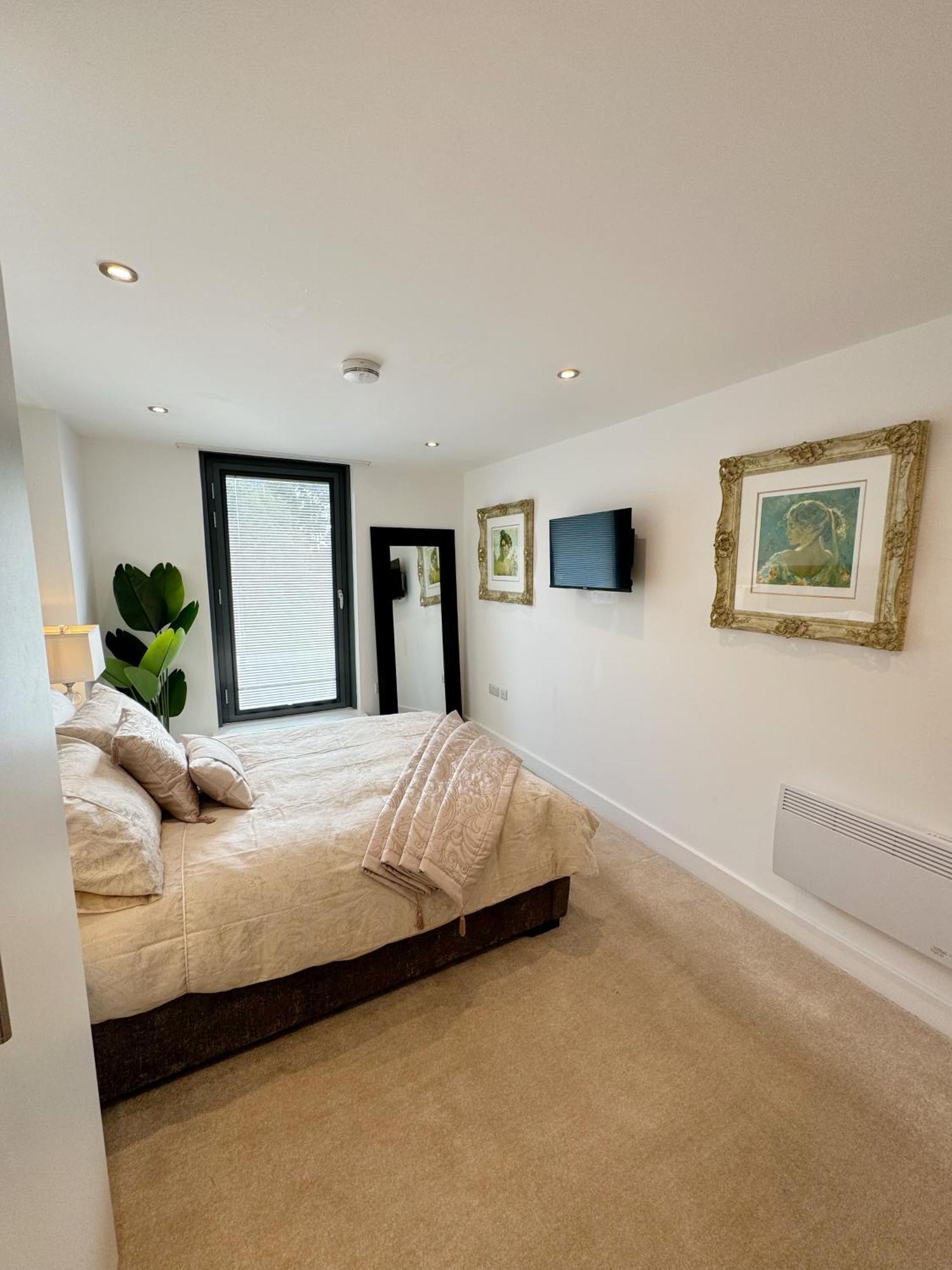 Luxury Penthouse With Private Hot Tub Overlooking Leeds Centre Apartment