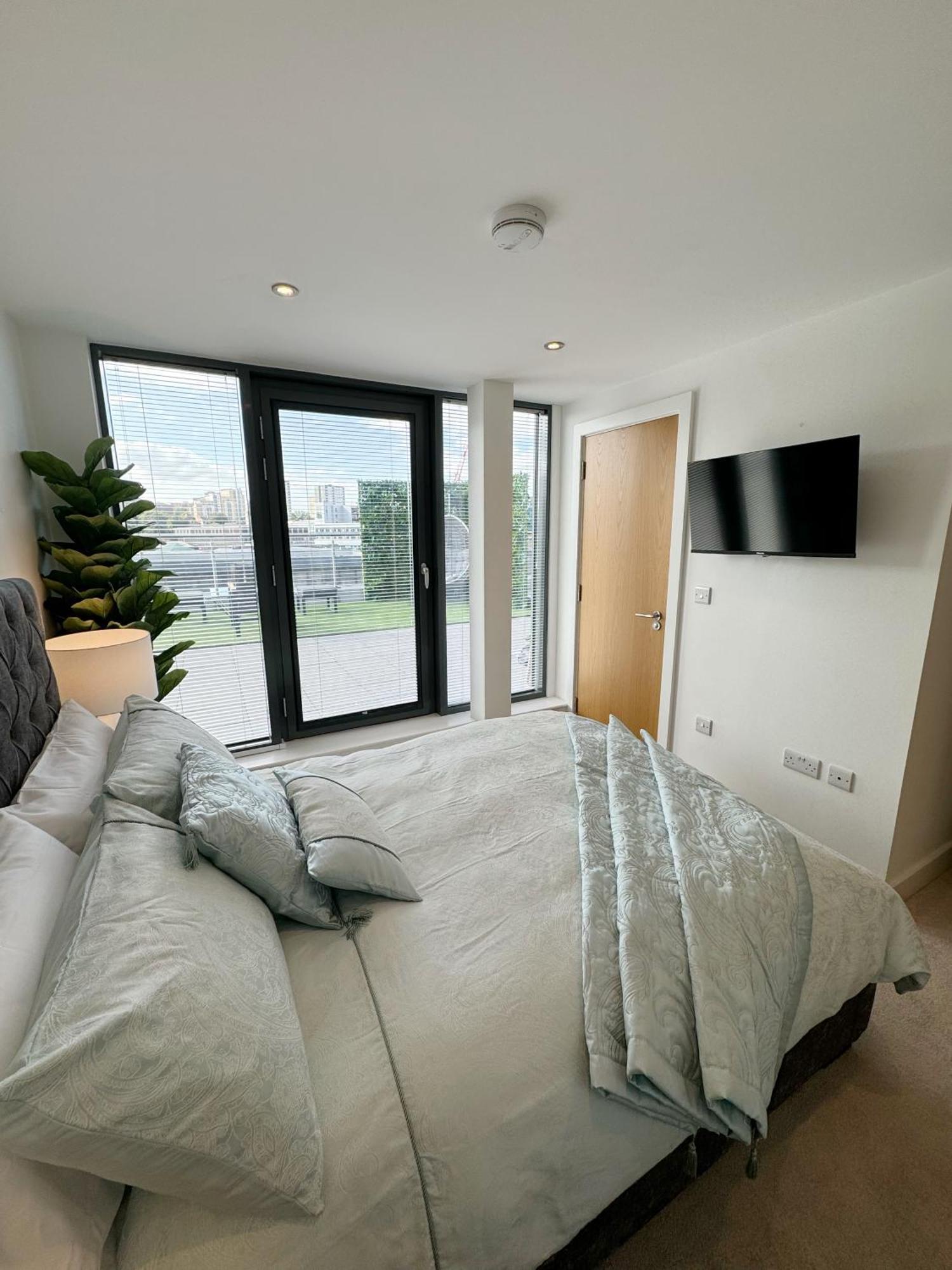 Luxury Penthouse With Private Hot Tub Overlooking Leeds Centre Apartment