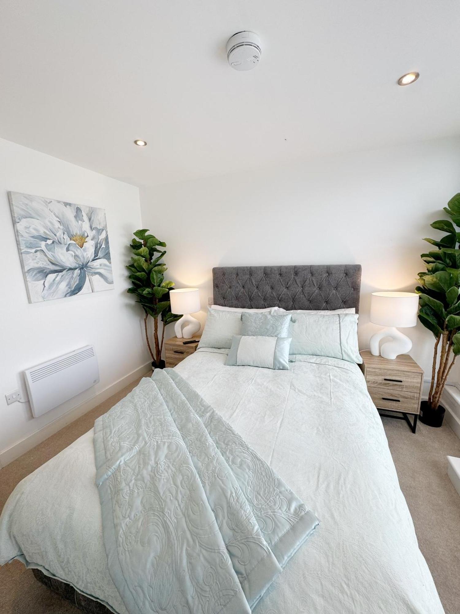 Luxury Penthouse With Private Hot Tub Overlooking Leeds Centre Apartment