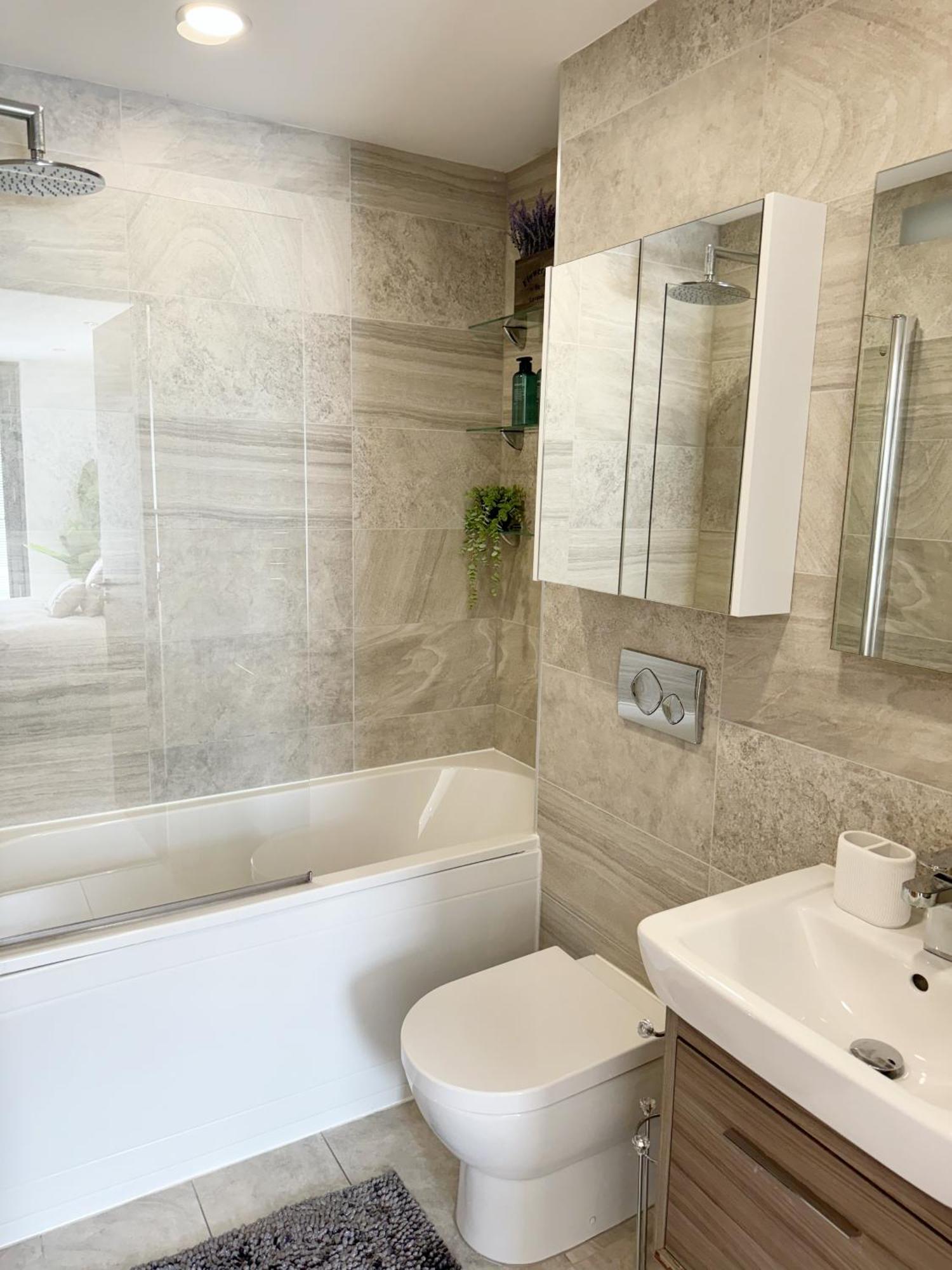 Luxury Penthouse With Private Hot Tub Overlooking Leeds Centre