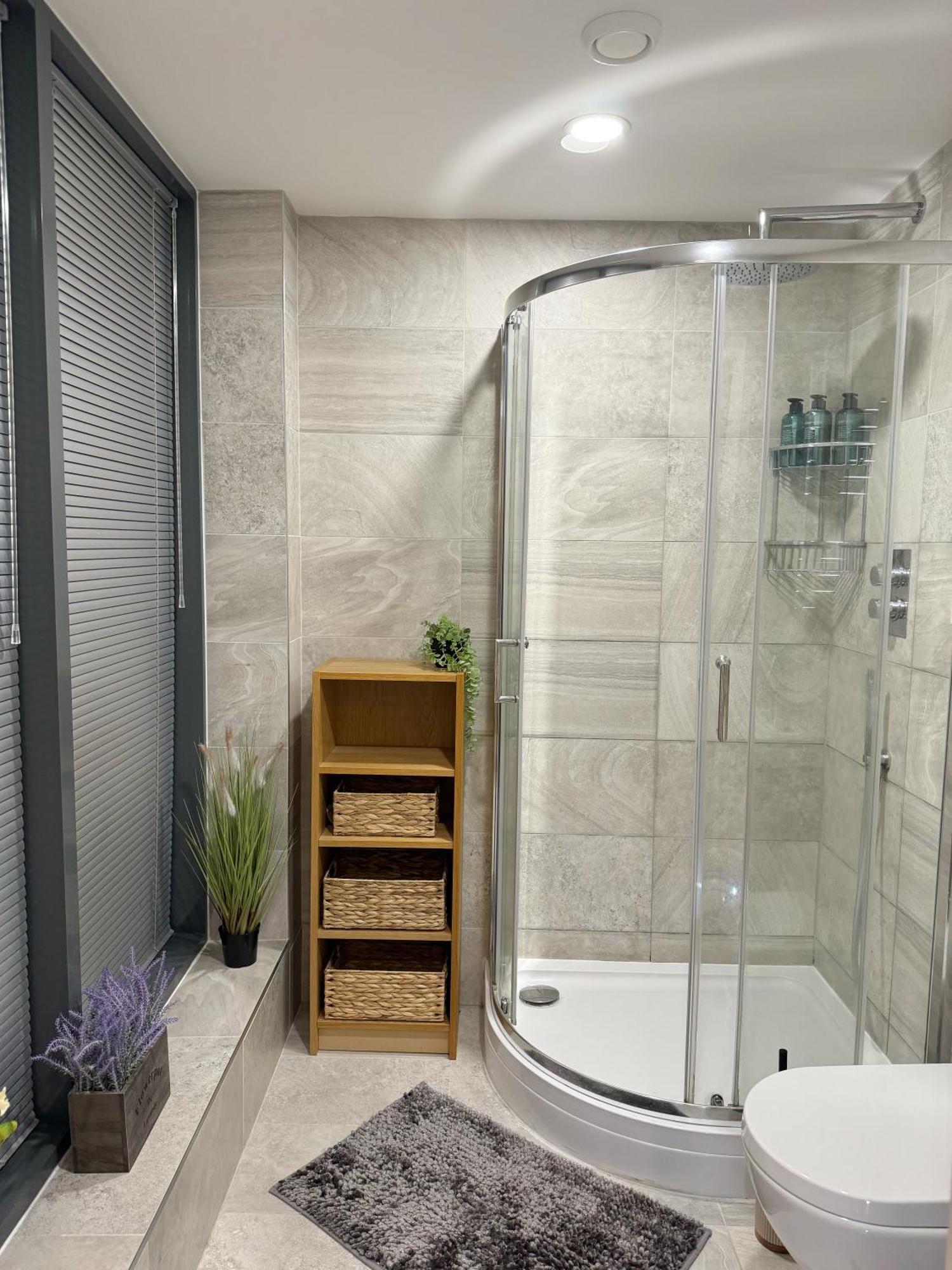 Luxury Penthouse With Private Hot Tub Overlooking Leeds Centre