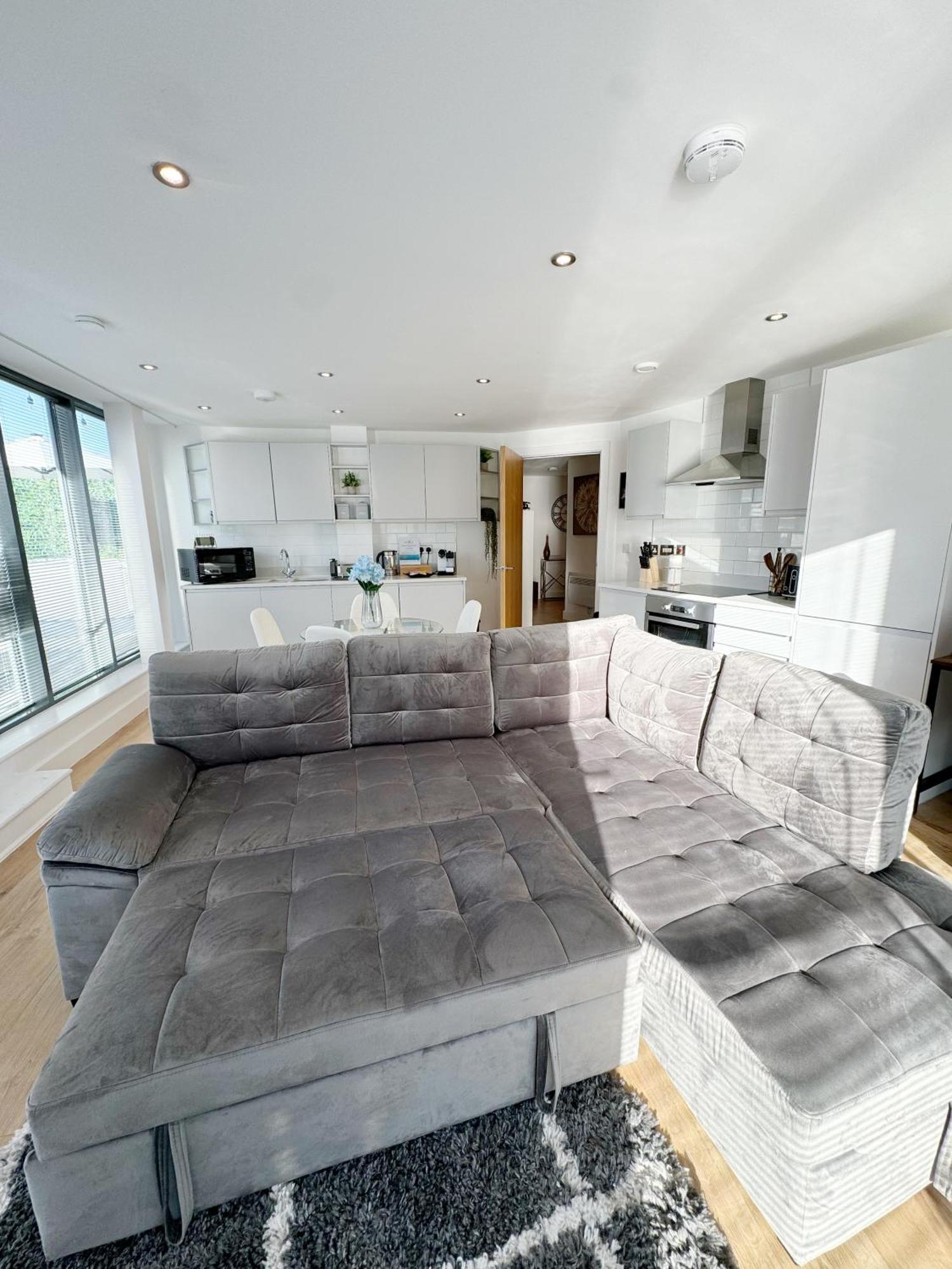 Luxury Penthouse With Private Hot Tub Overlooking Leeds Centre