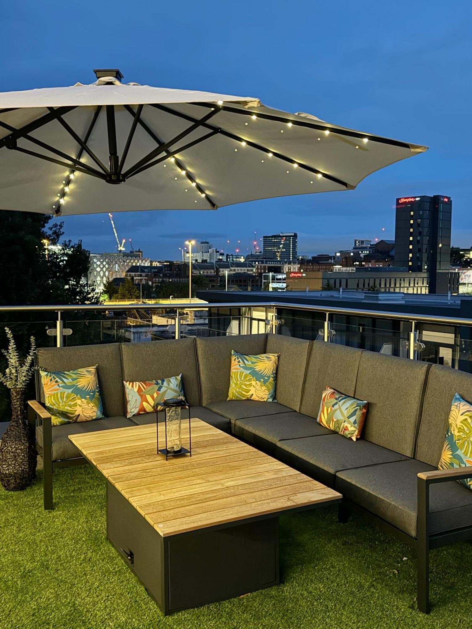 Luxury Penthouse With Private Hot Tub Overlooking Leeds Centre * Leeds (West Yorkshire)