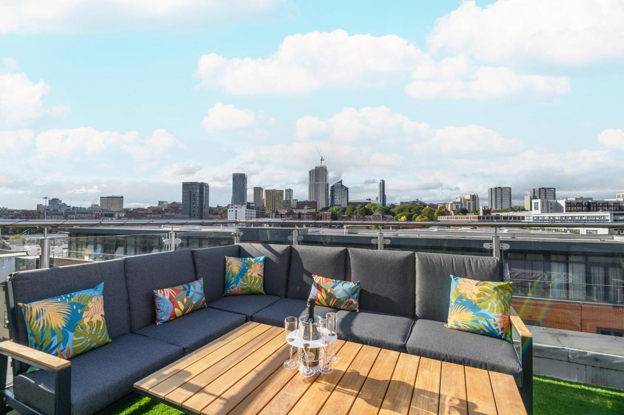 Luxury Penthouse With Private Hot Tub Overlooking Leeds Centre *