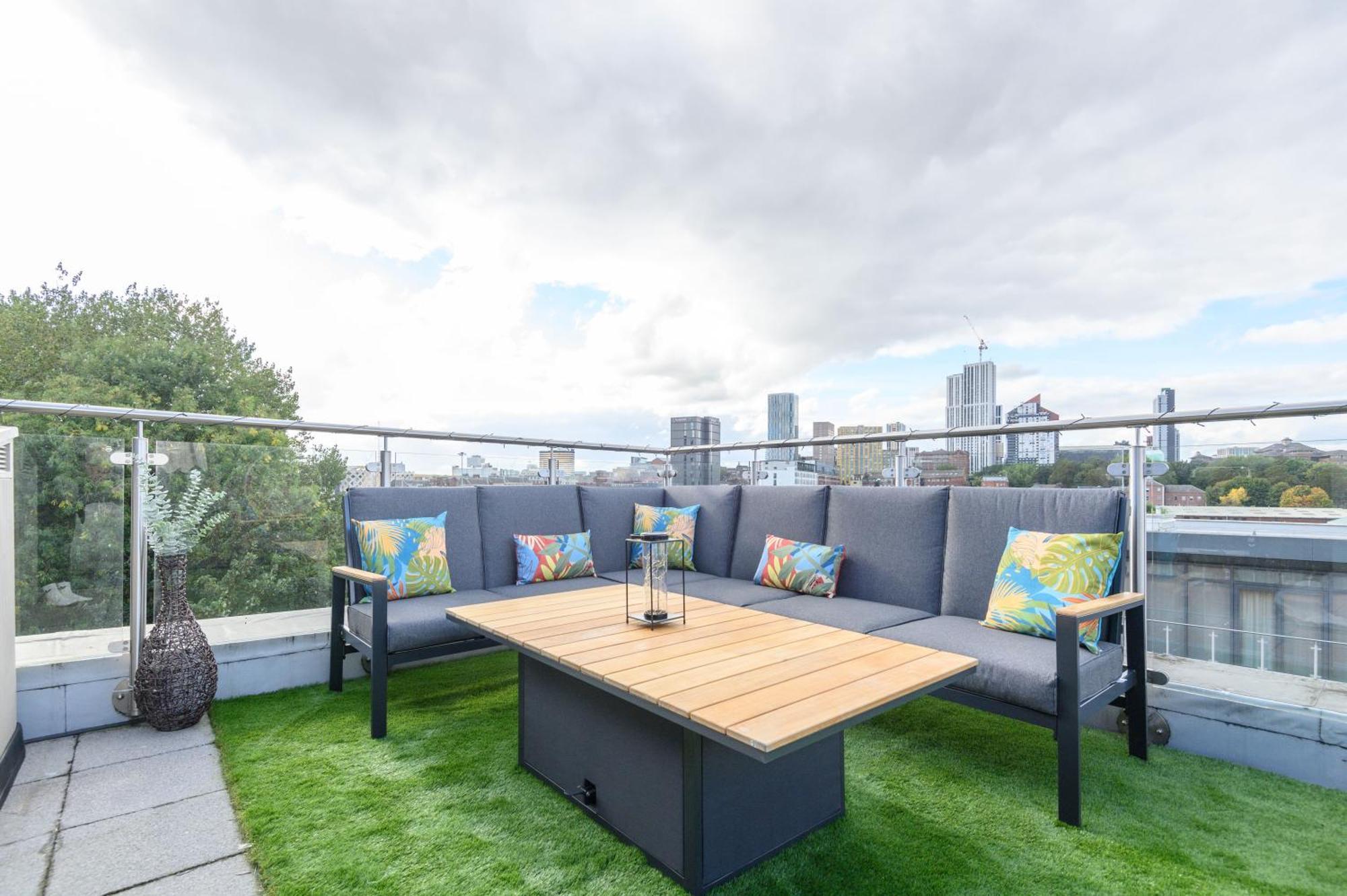 Luxury Penthouse With Private Hot Tub Overlooking Leeds Centre Leeds (West Yorkshire)