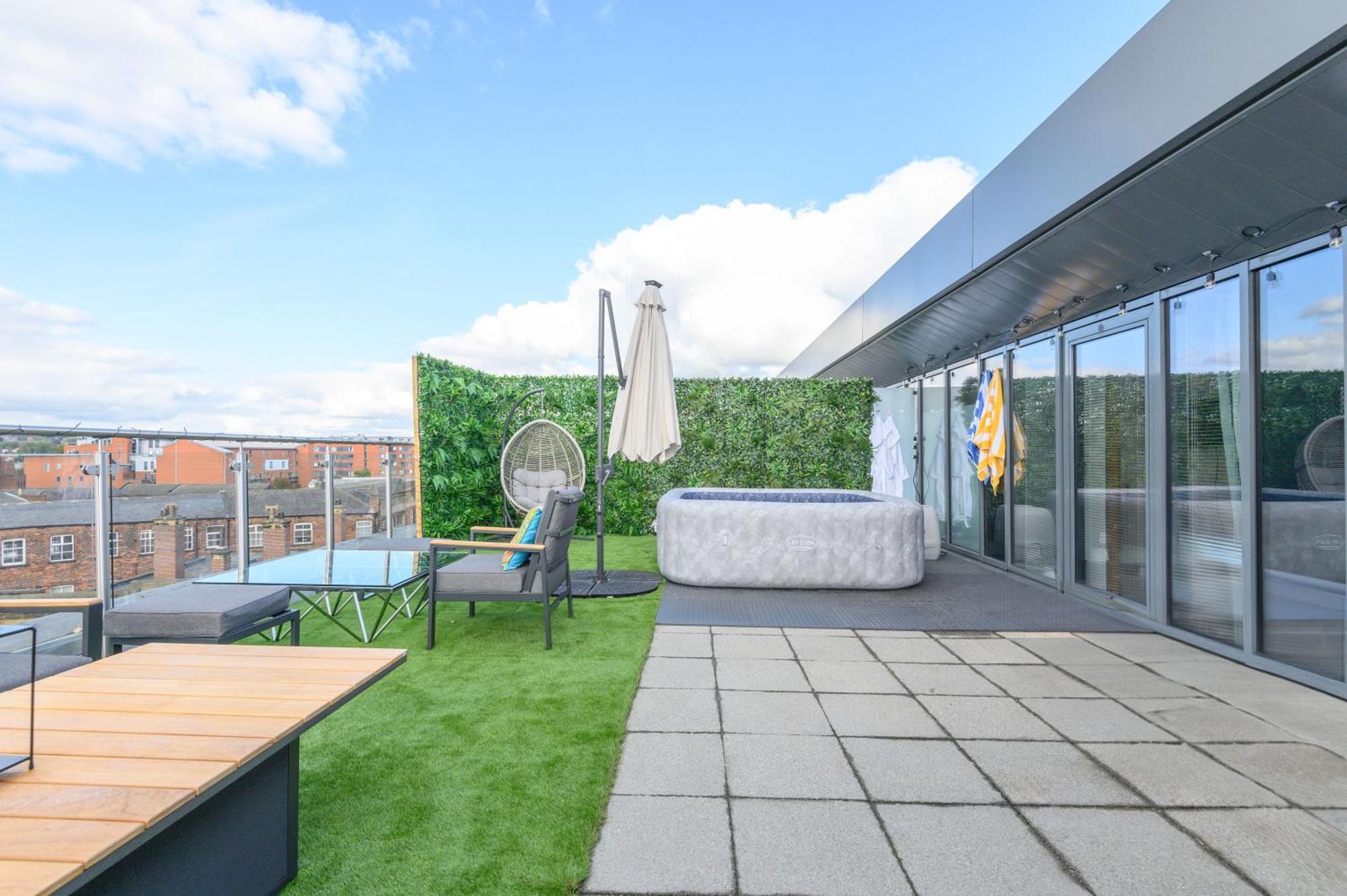 Luxury Penthouse With Private Hot Tub Overlooking Leeds Centre * Leeds (West Yorkshire)