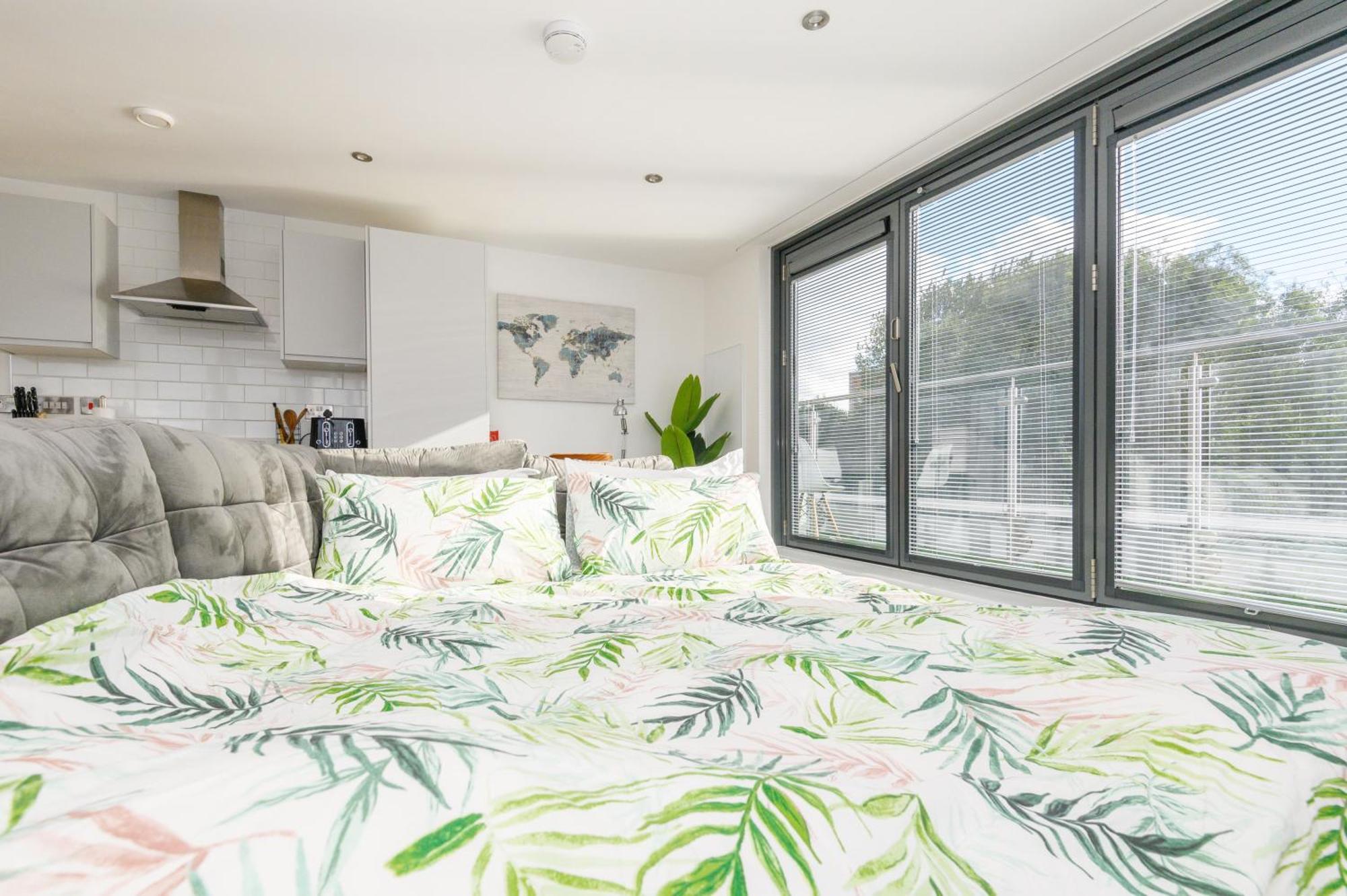Luxury Penthouse With Private Hot Tub Overlooking Leeds Centre