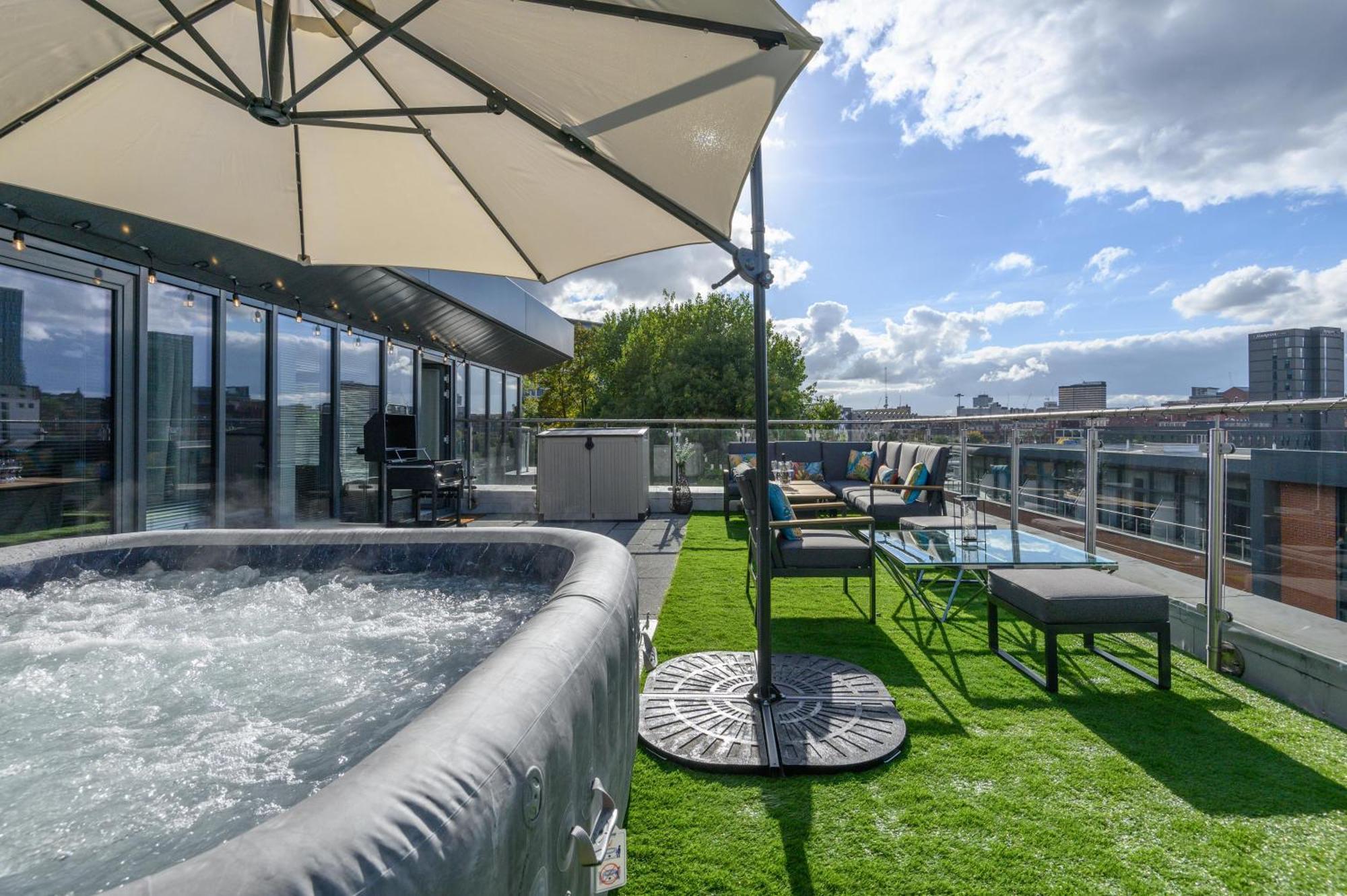 Apartment Luxury Penthouse With Private Hot Tub Overlooking Leeds Centre *