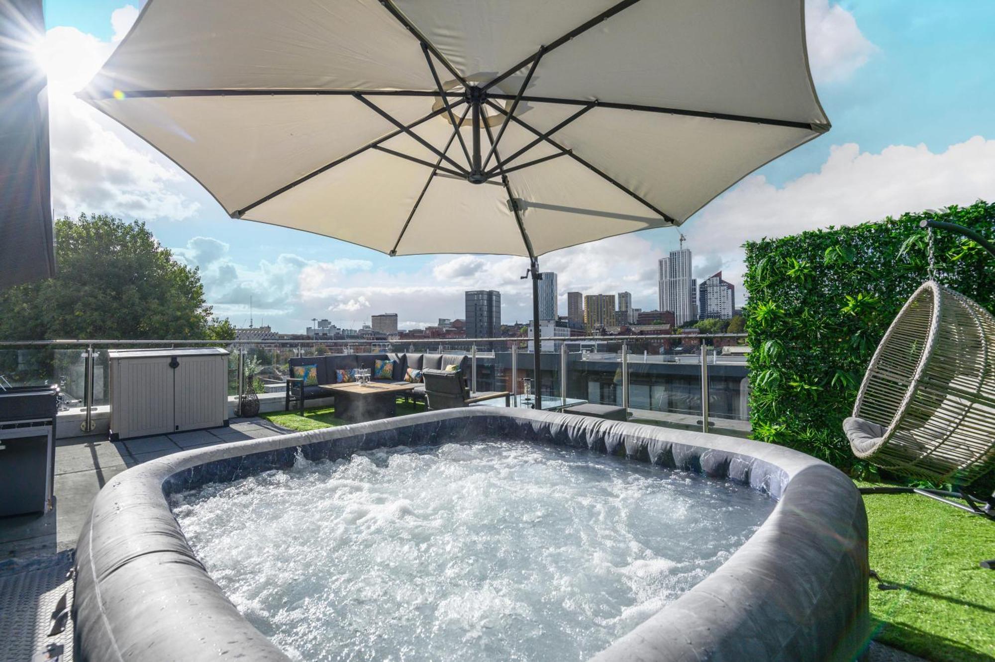 Luxury Penthouse With Private Hot Tub Overlooking Leeds Centre Apartment Leeds (West Yorkshire)