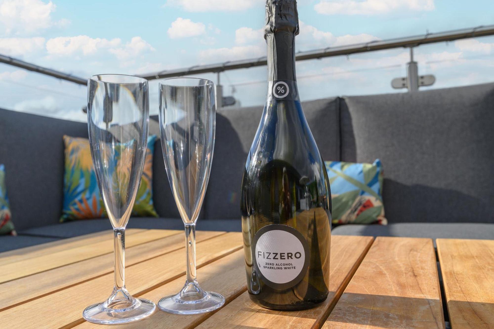 Luxury Penthouse With Private Hot Tub Overlooking Leeds Centre *