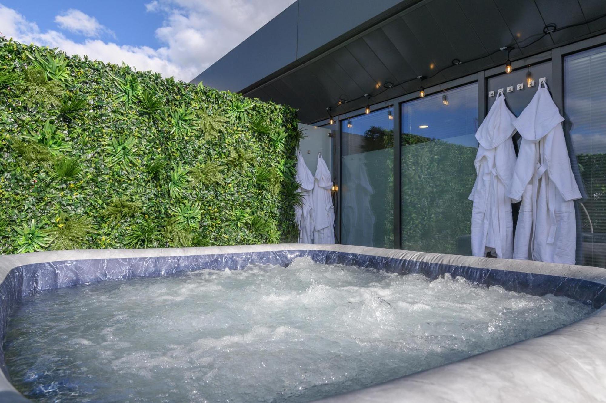 Luxury Penthouse With Private Hot Tub Overlooking Leeds Centre * Leeds (West Yorkshire)
