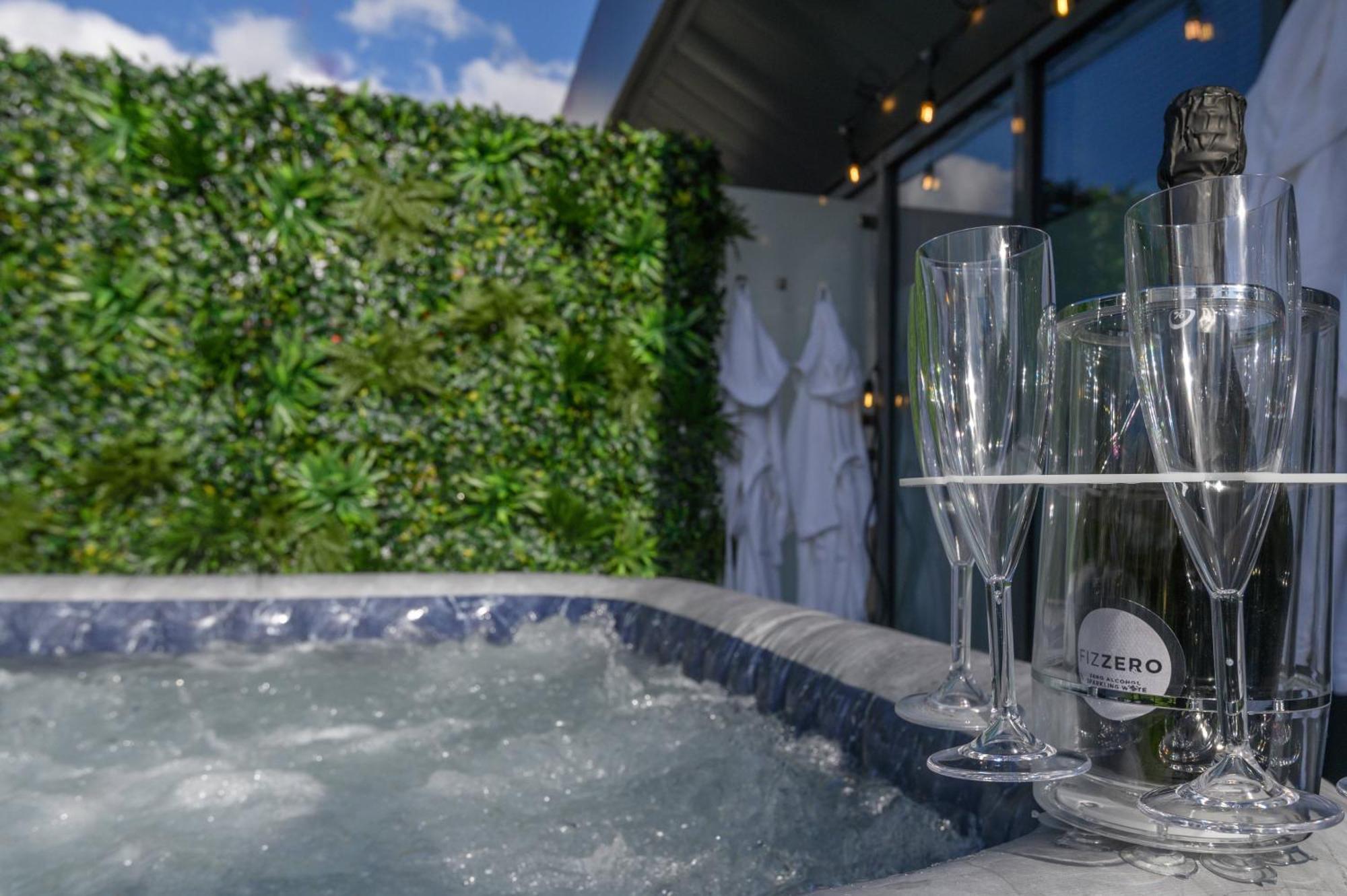 Luxury Penthouse With Private Hot Tub Overlooking Leeds Centre Apartment *