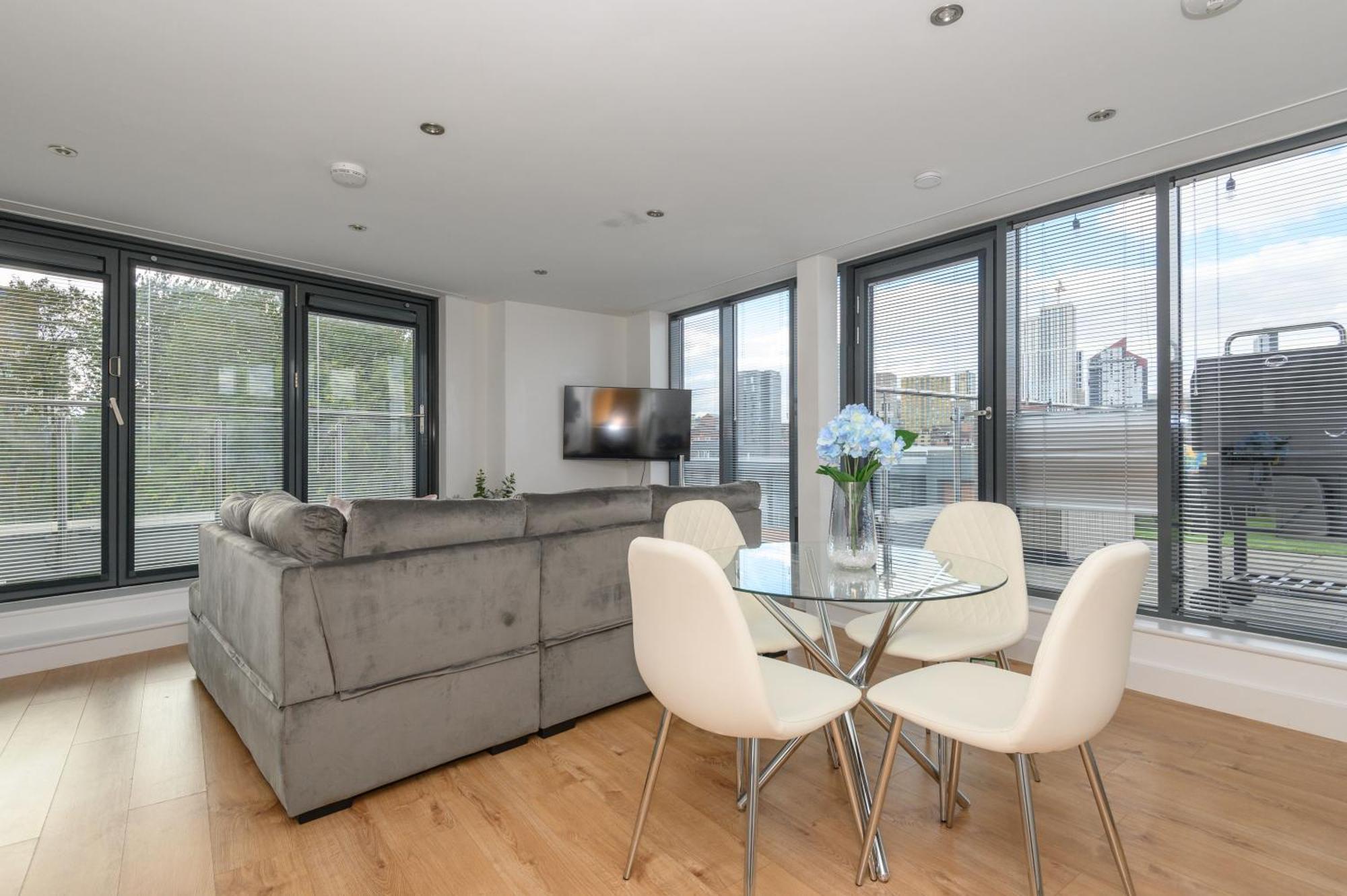 Luxury Penthouse With Private Hot Tub Overlooking Leeds Centre *