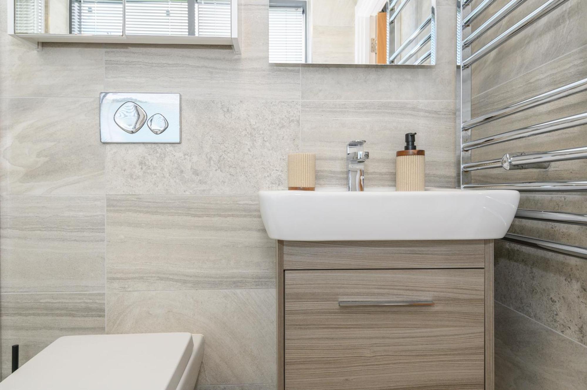 Luxury Penthouse With Private Hot Tub Overlooking Leeds Centre Apartment *