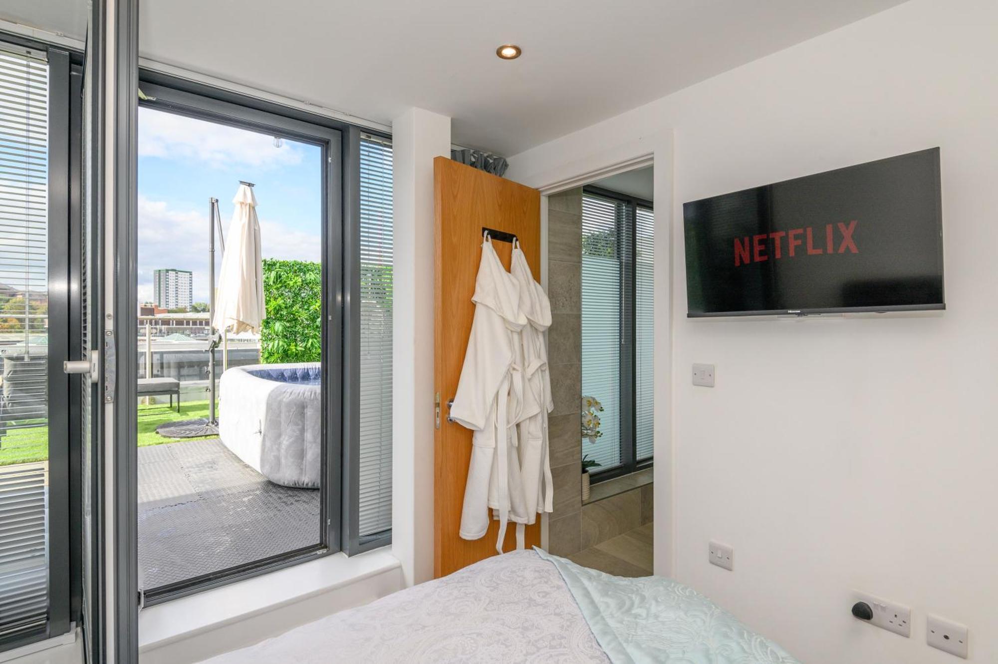 Apartment Luxury Penthouse With Private Hot Tub Overlooking Leeds Centre *
