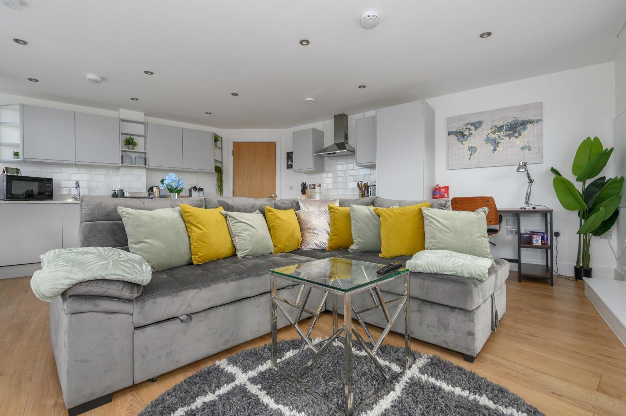 Luxury Penthouse With Private Hot Tub Overlooking Leeds Centre *